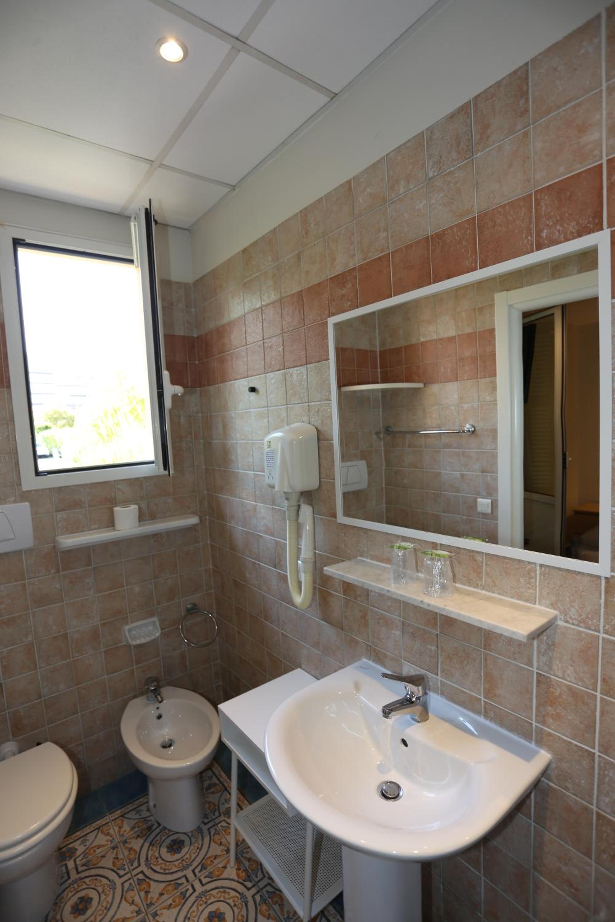Classic Double Room - Photo 9