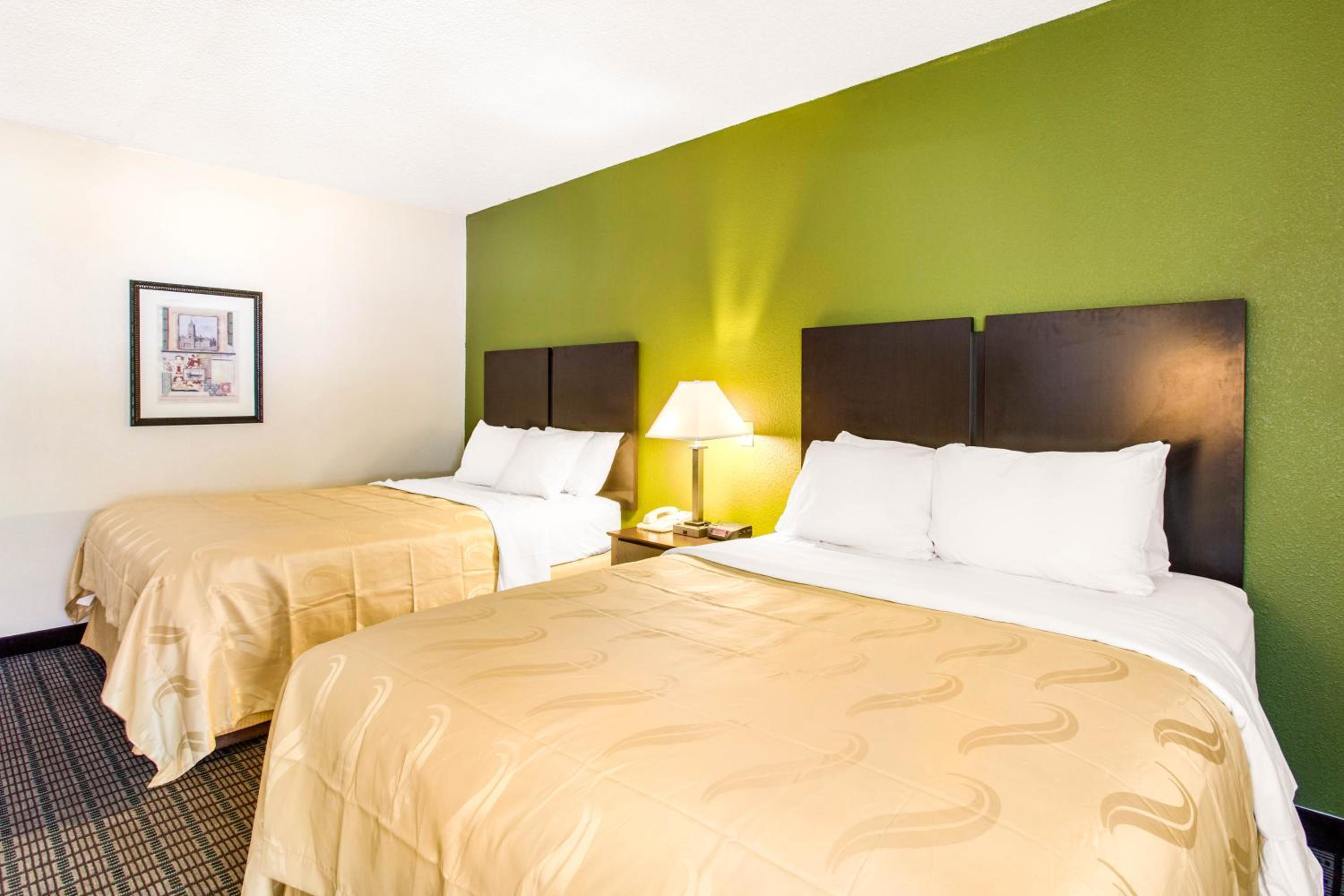 Quadruple Room with King Bed and Queen Bed - Non Smoking photo 3