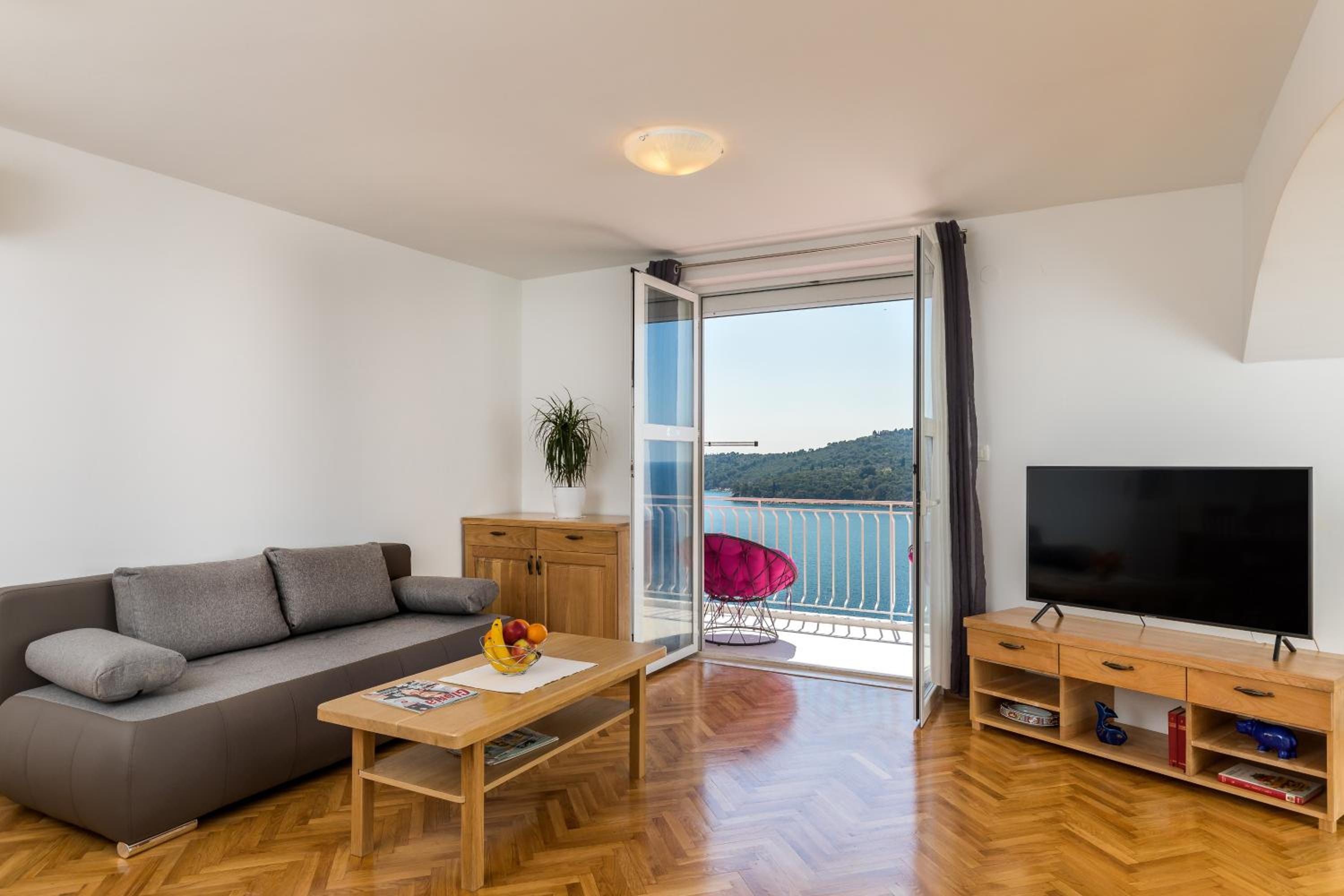 Three Bedroom Apartment with Balcony and Sea View