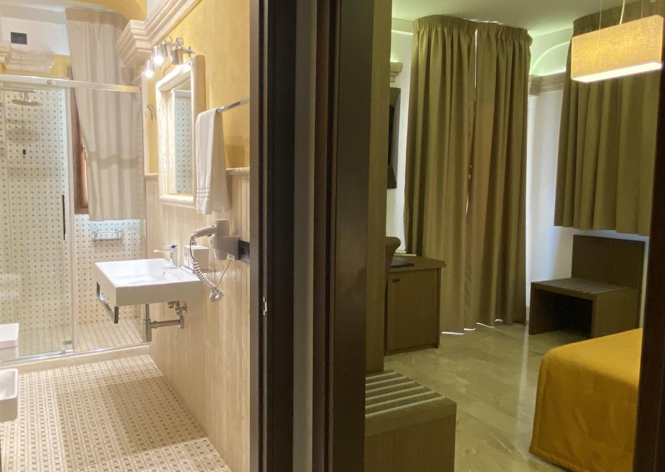 Junior Suite with Balcony photo 3