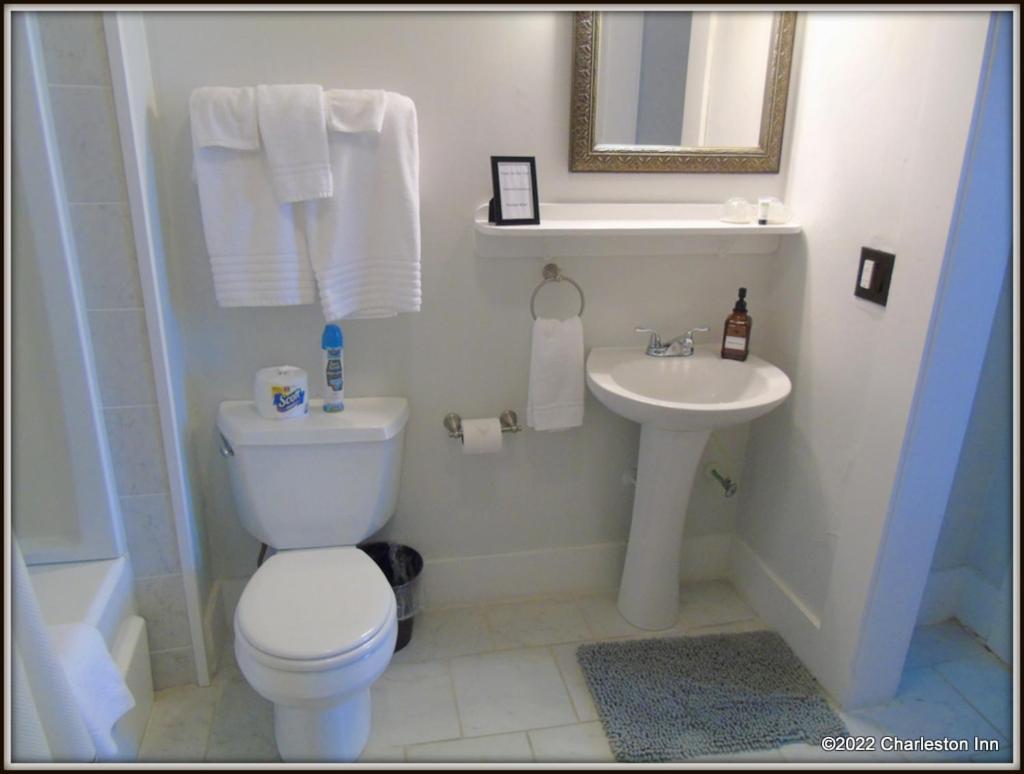 Queen Room photo 2