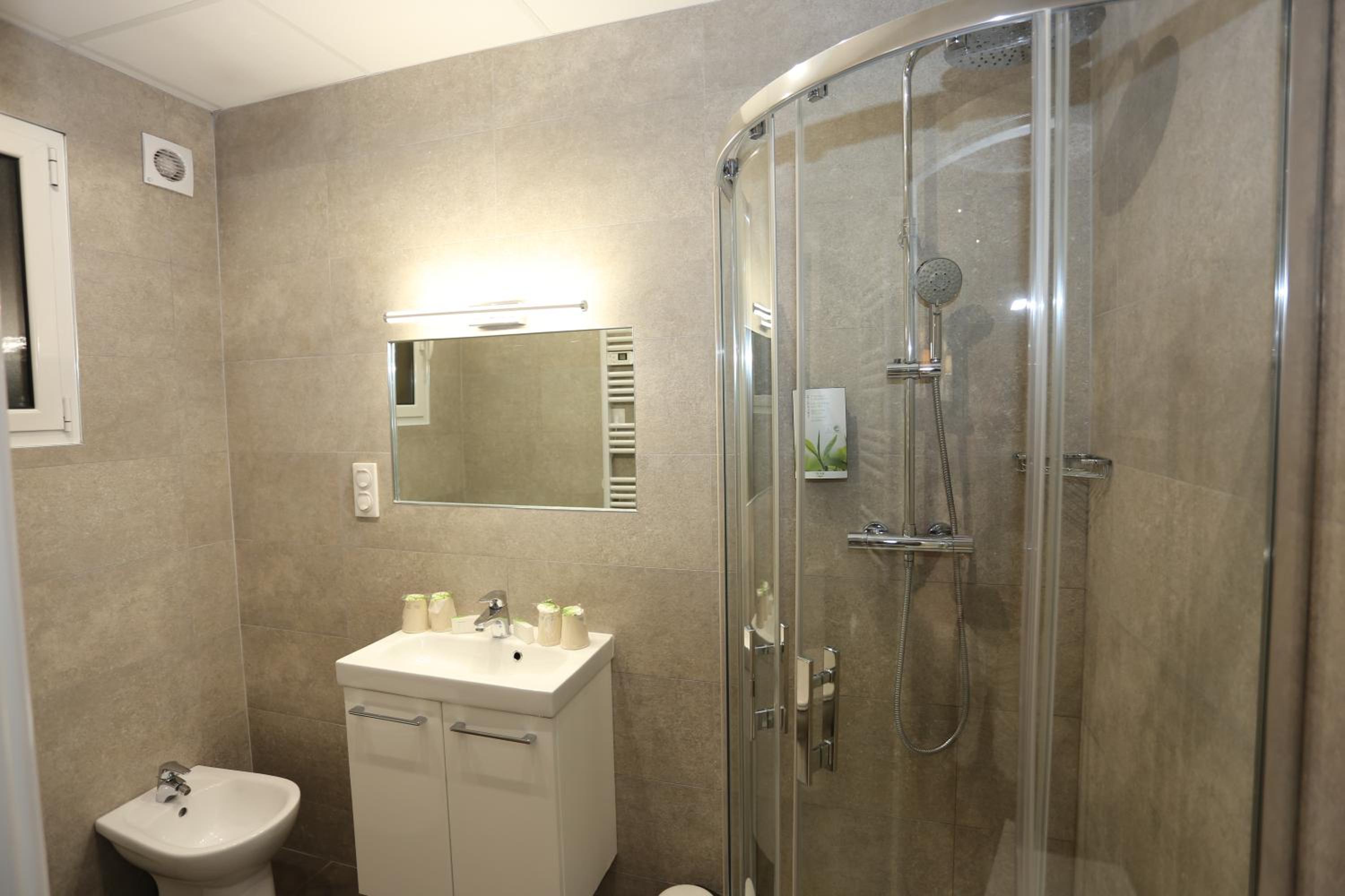 Classic Quadruple Room with window overlooking a painted wall photo 2