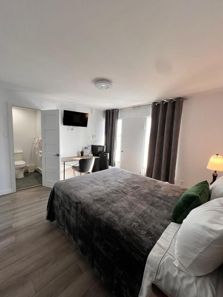 Queen Room photo 2