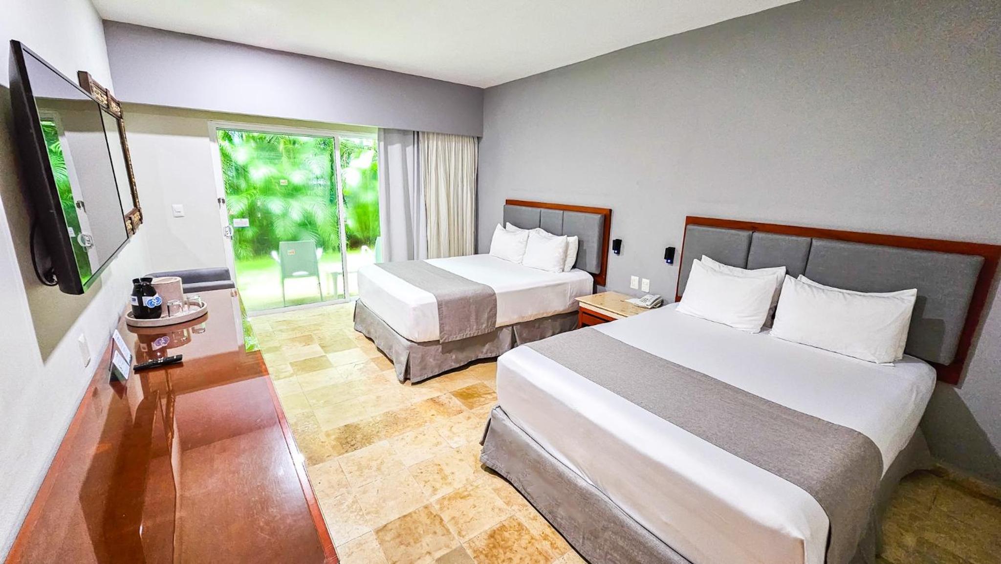 Deluxe, Queen Room with Two Queen Beds, Non-Smoking - Photo 3