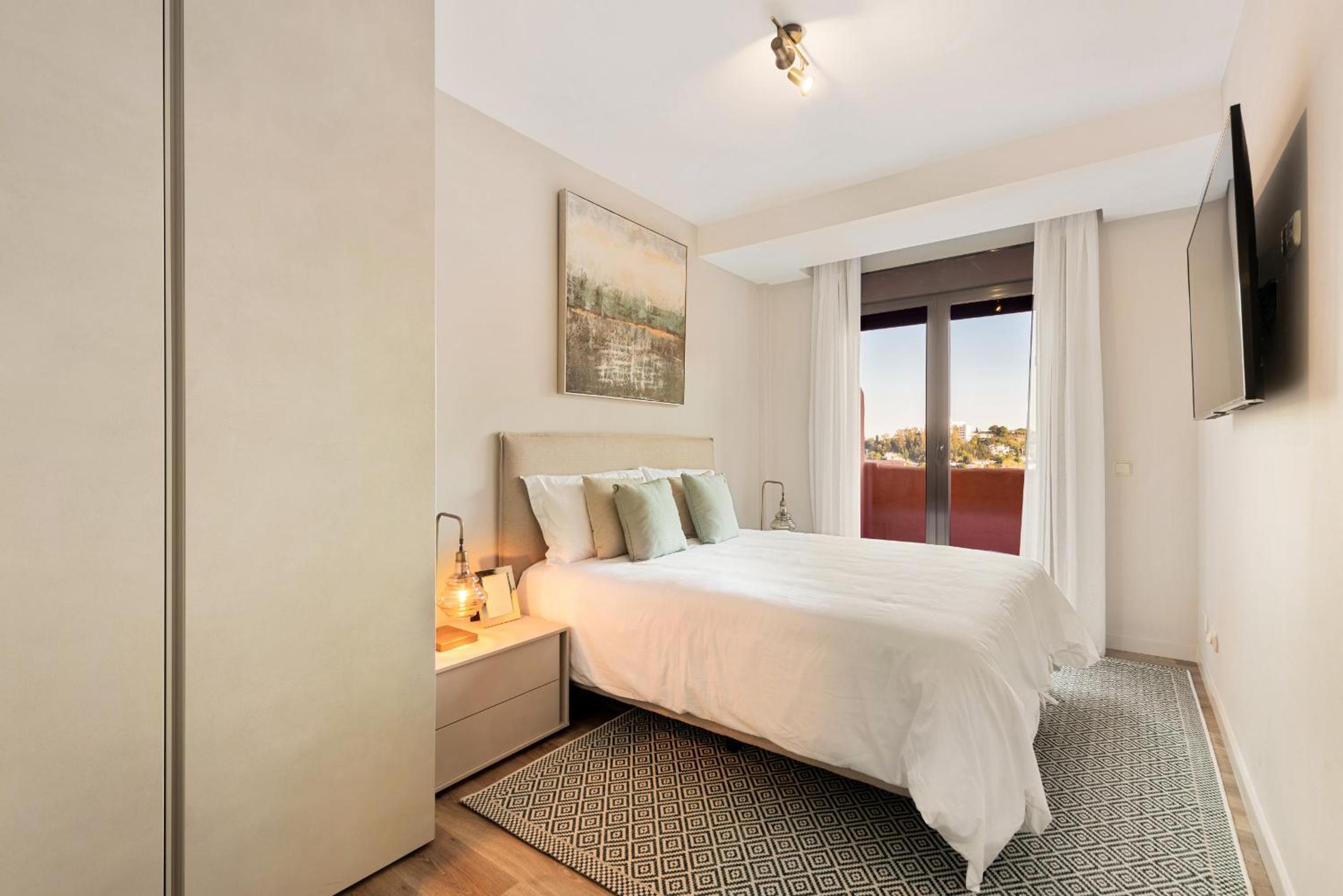 CLASSIC ONE BEDROOM APARTMENT WITH VIEWS photo 2