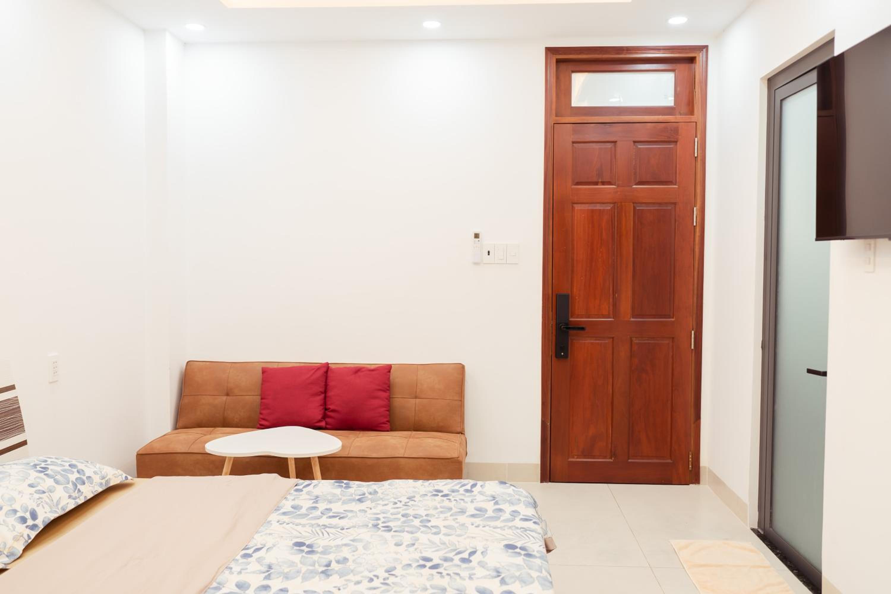 King Room with Balcony - Photo 20