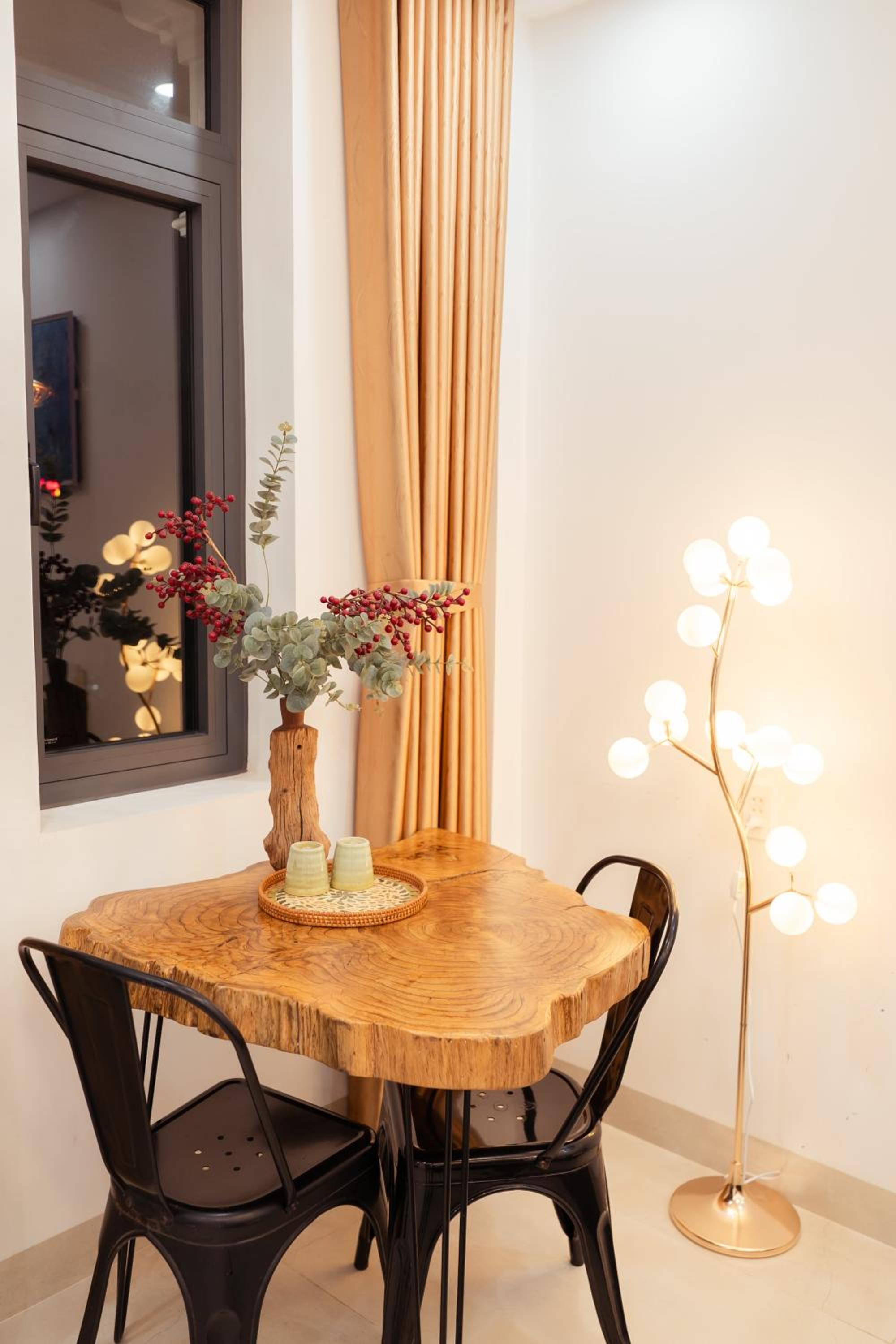King Room with Balcony - Photo 17