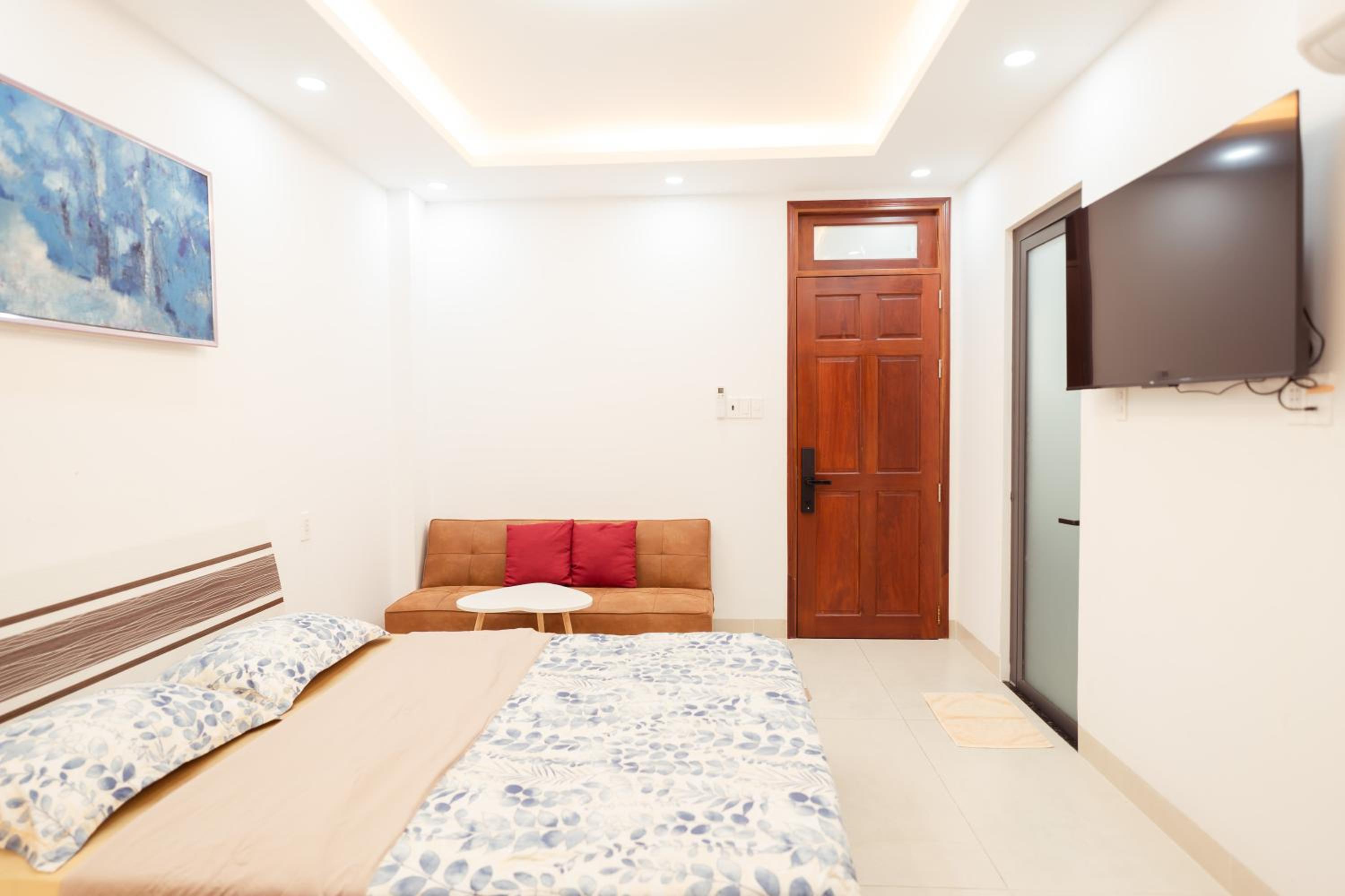 King Room with Balcony - Photo 16