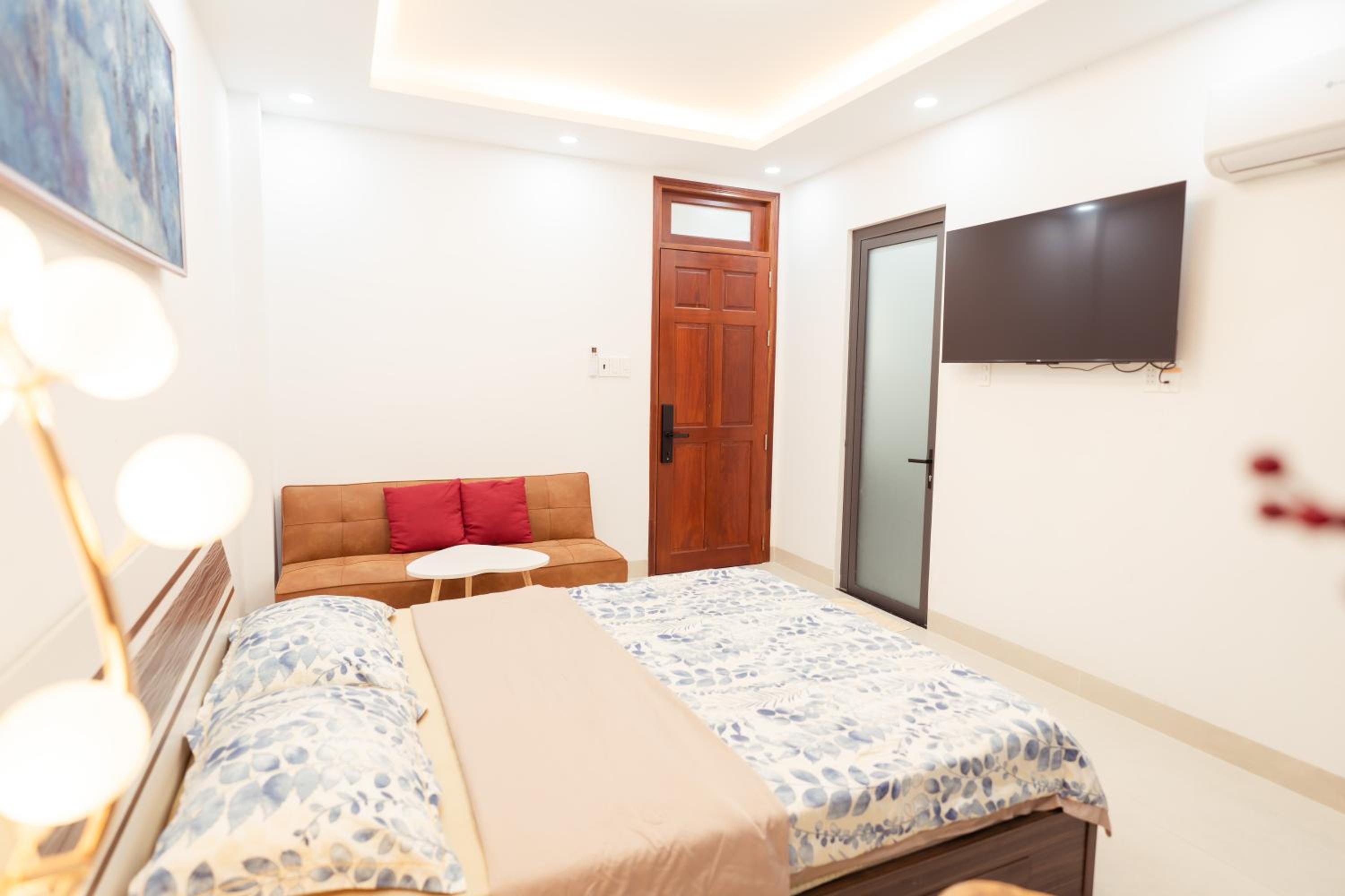 King Room with Balcony - Photo 15