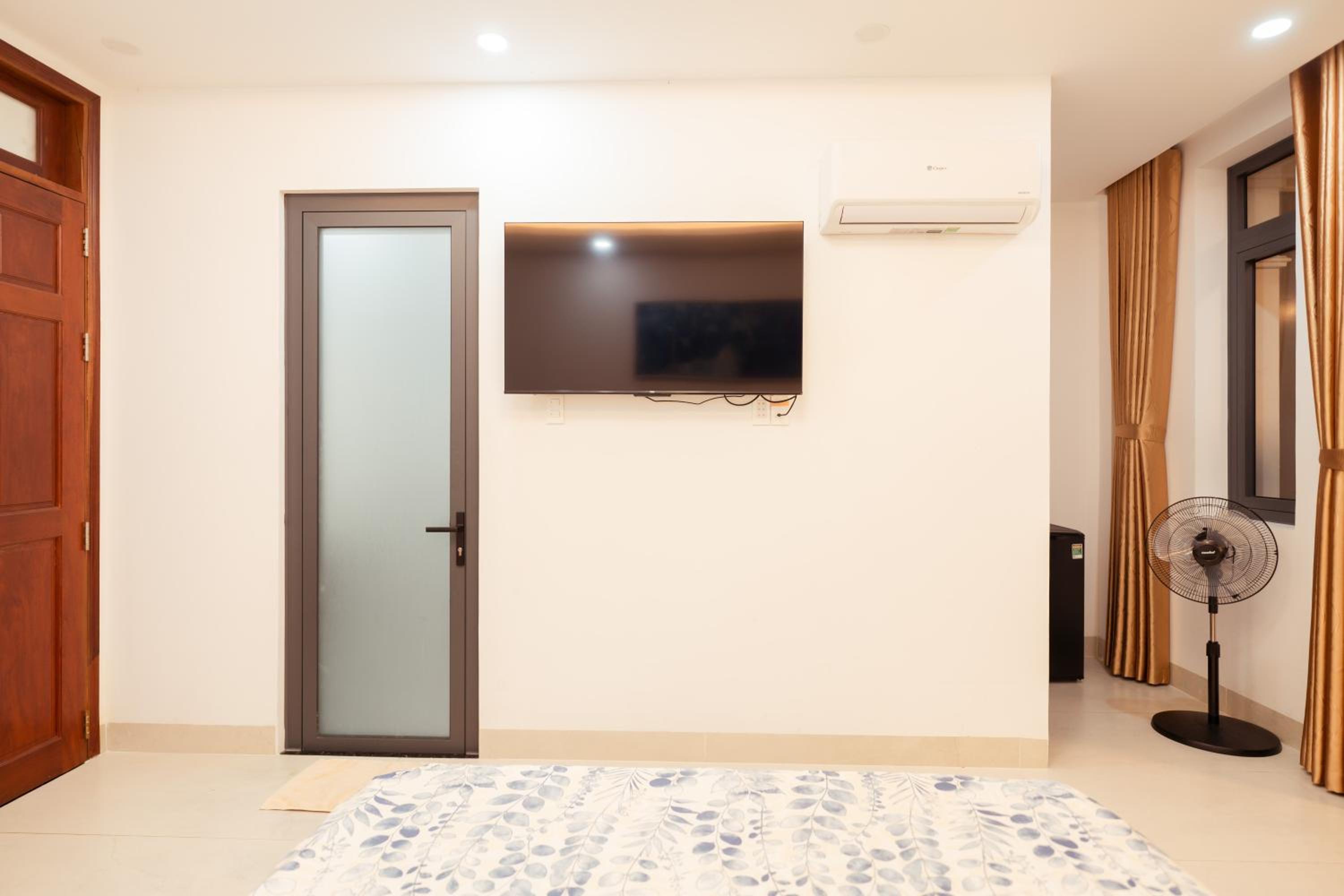 King Room with Balcony - Photo 13