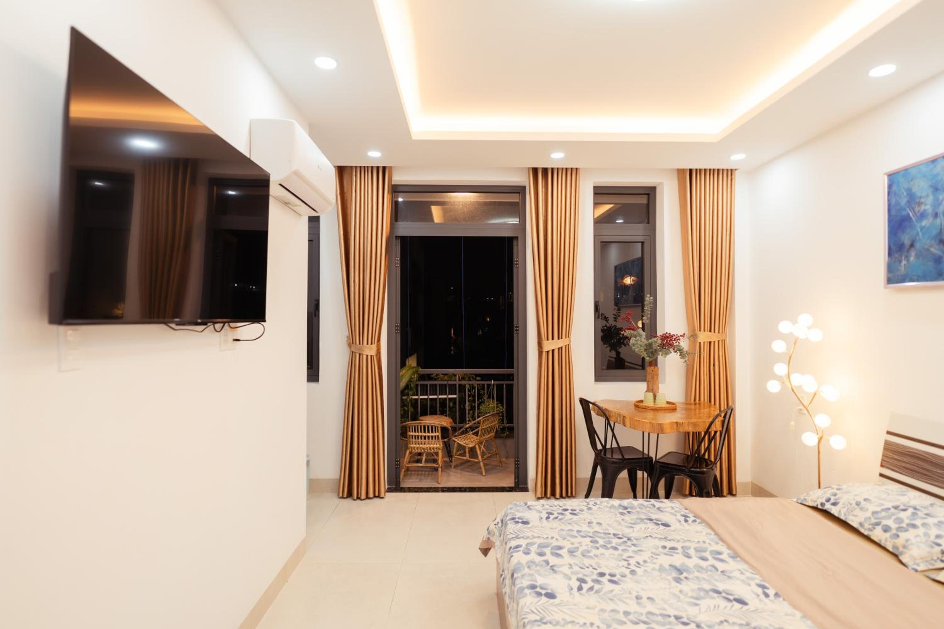 King Room with Balcony - Photo 22