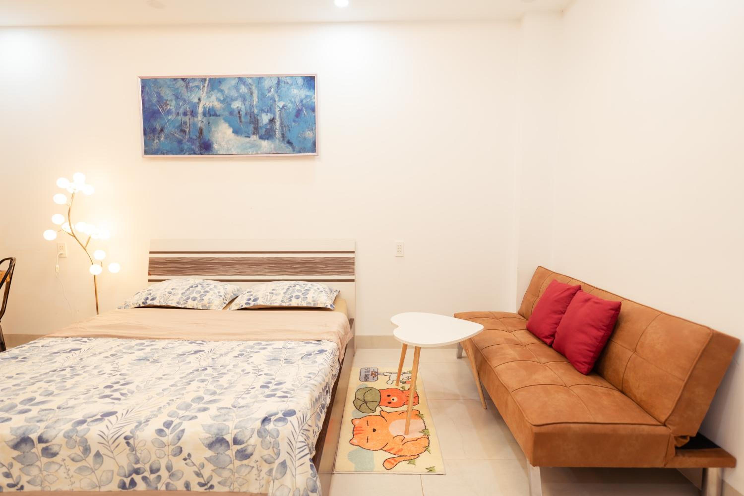 King Room with Balcony - Photo 12