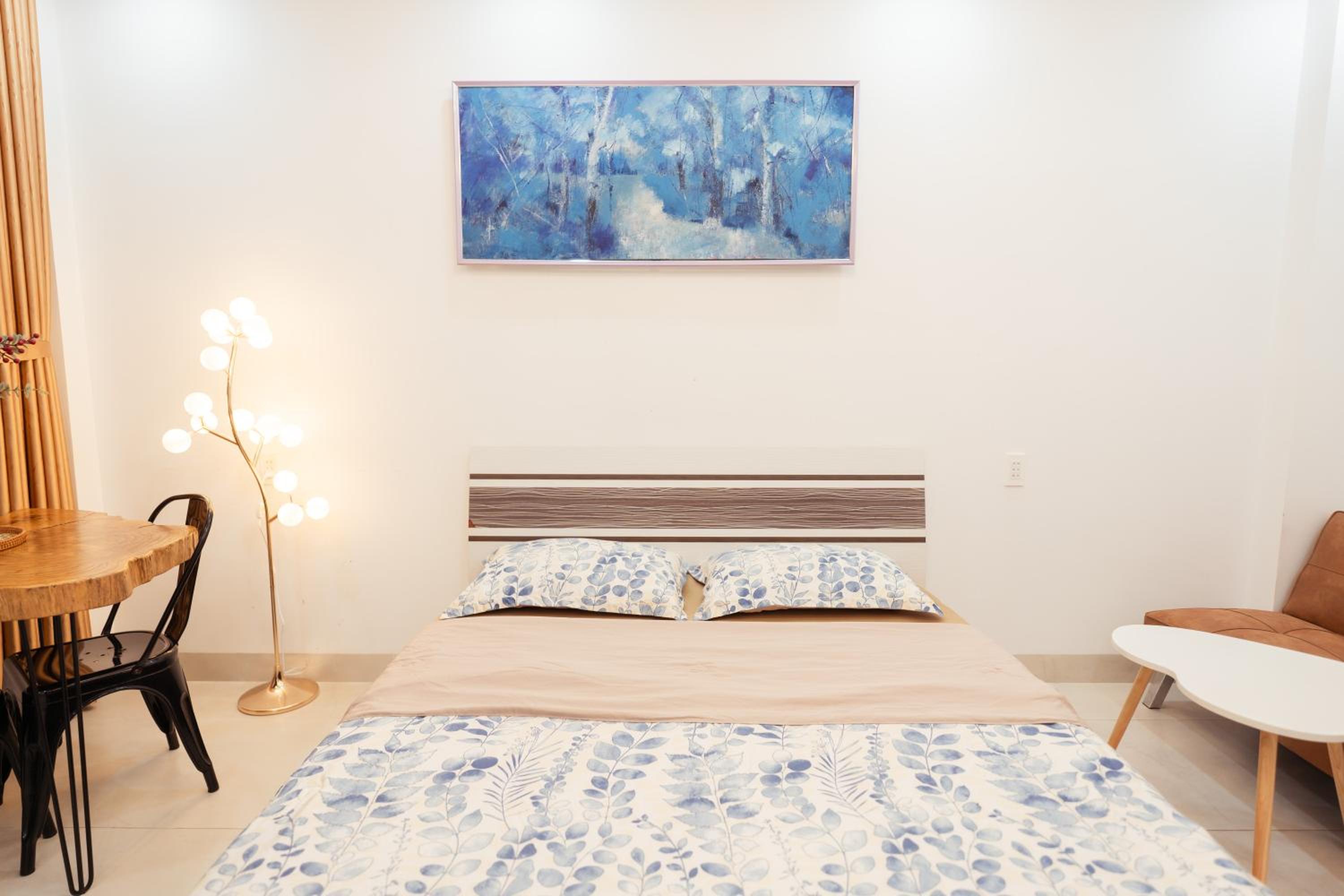 King Room with Balcony - Photo 11