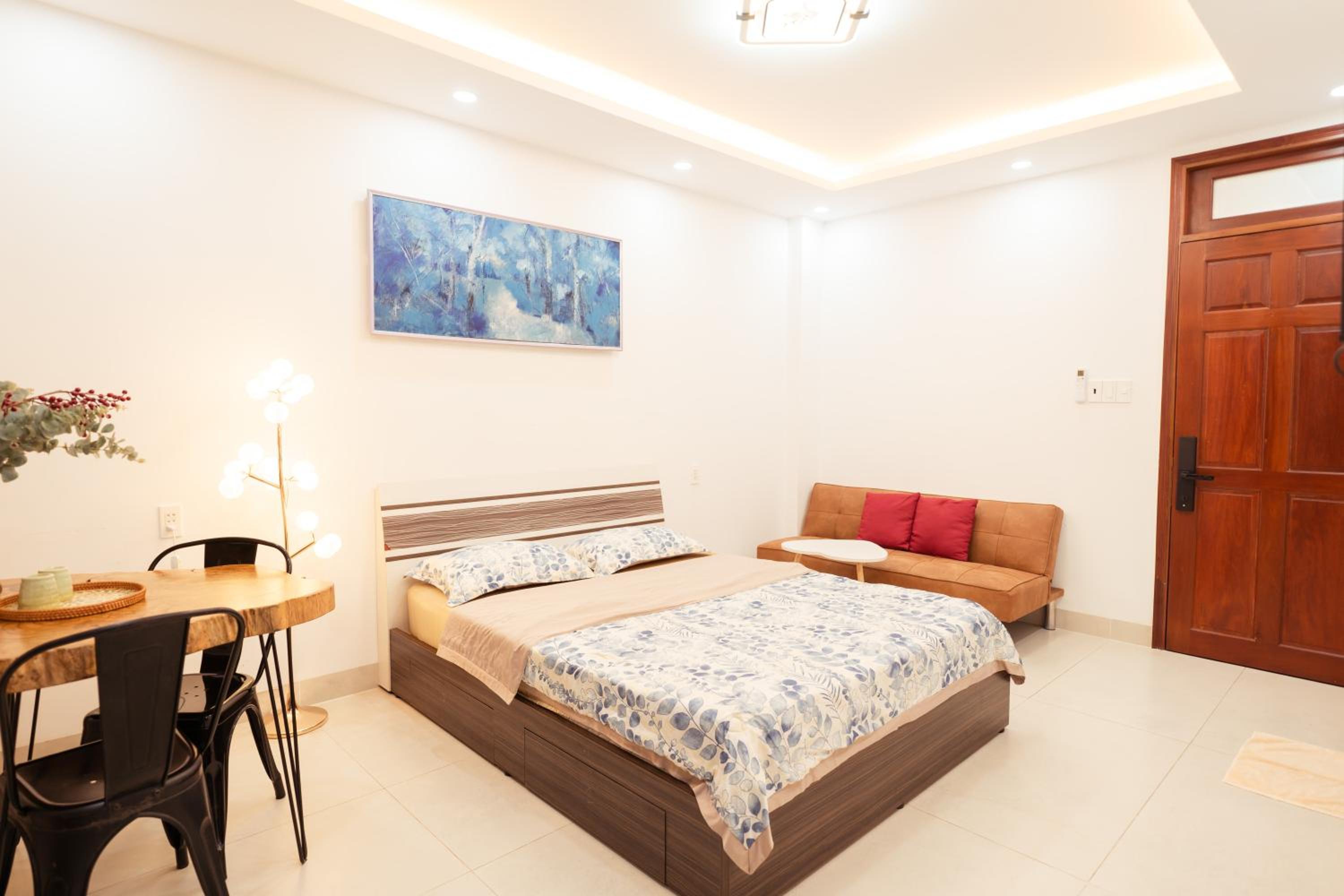 King Room with Balcony - Photo 10