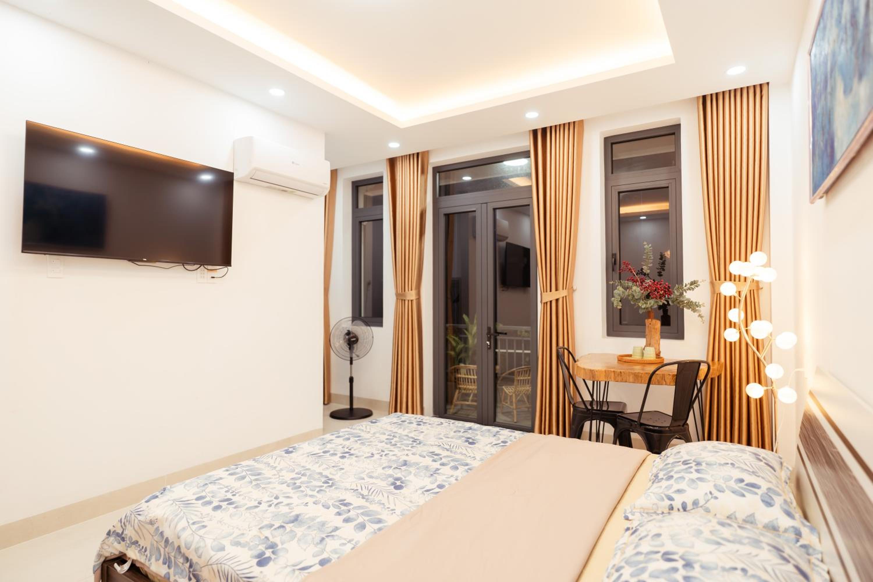 King Room with Balcony - Photo 24