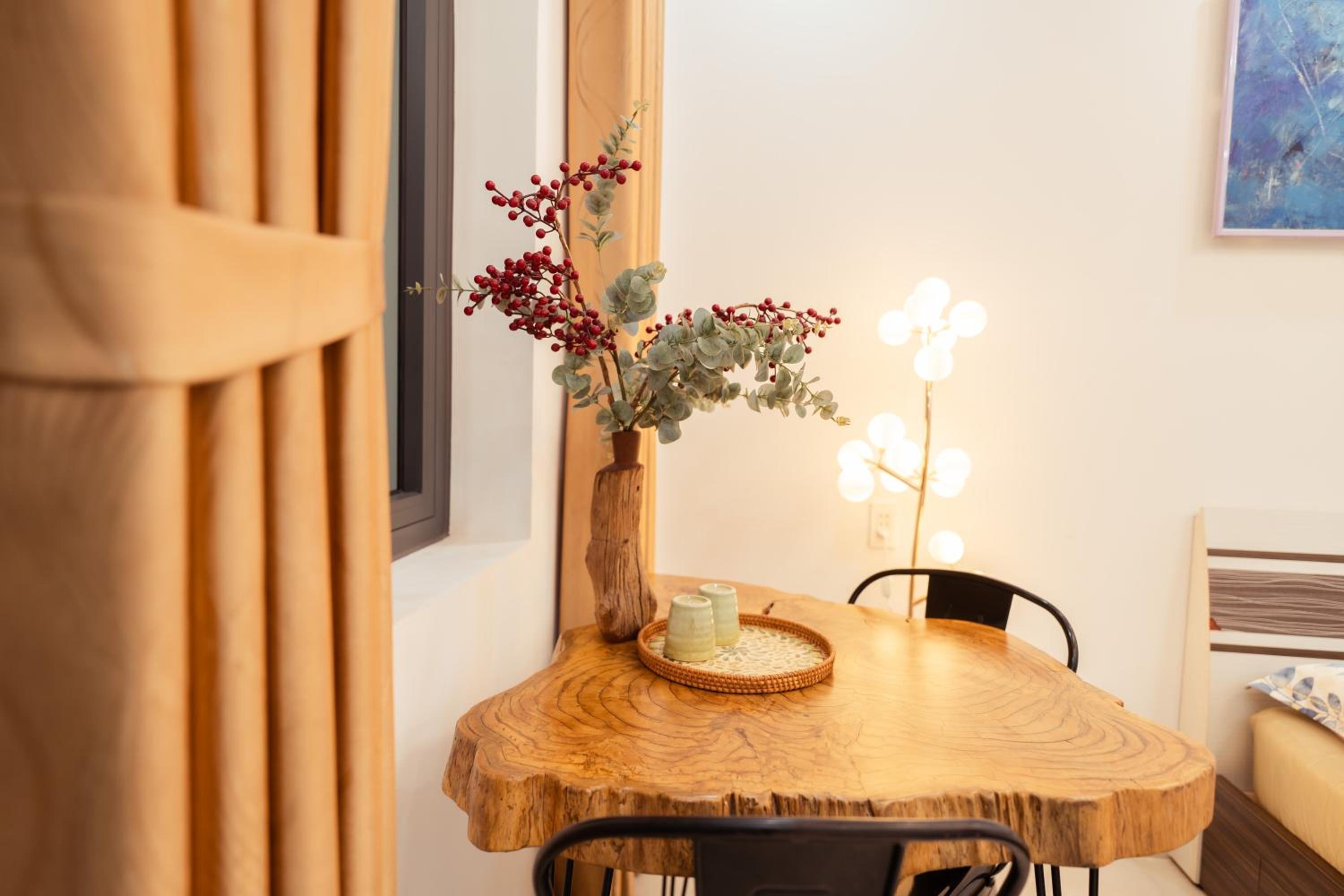King Room with Balcony - Photo 8