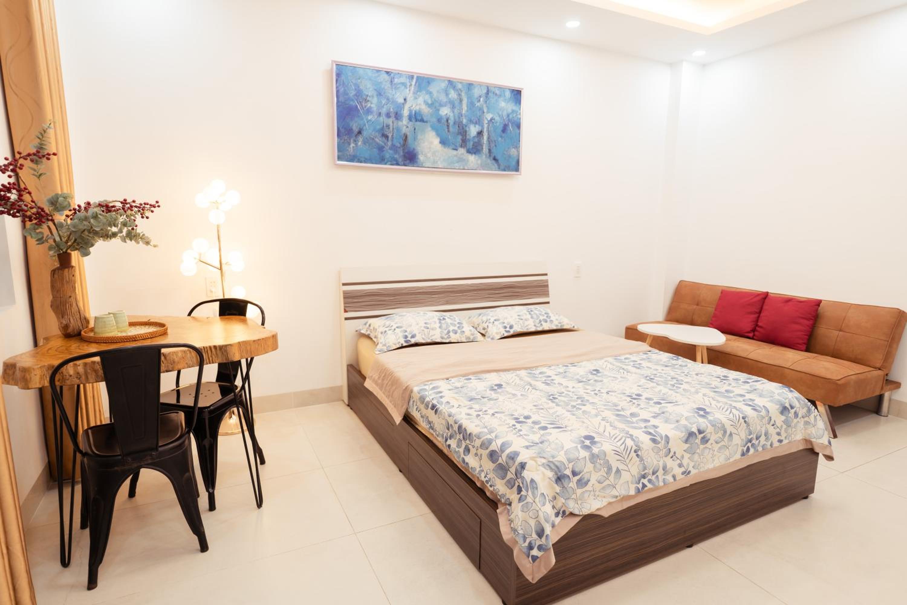 King Room with Balcony - Photo 9