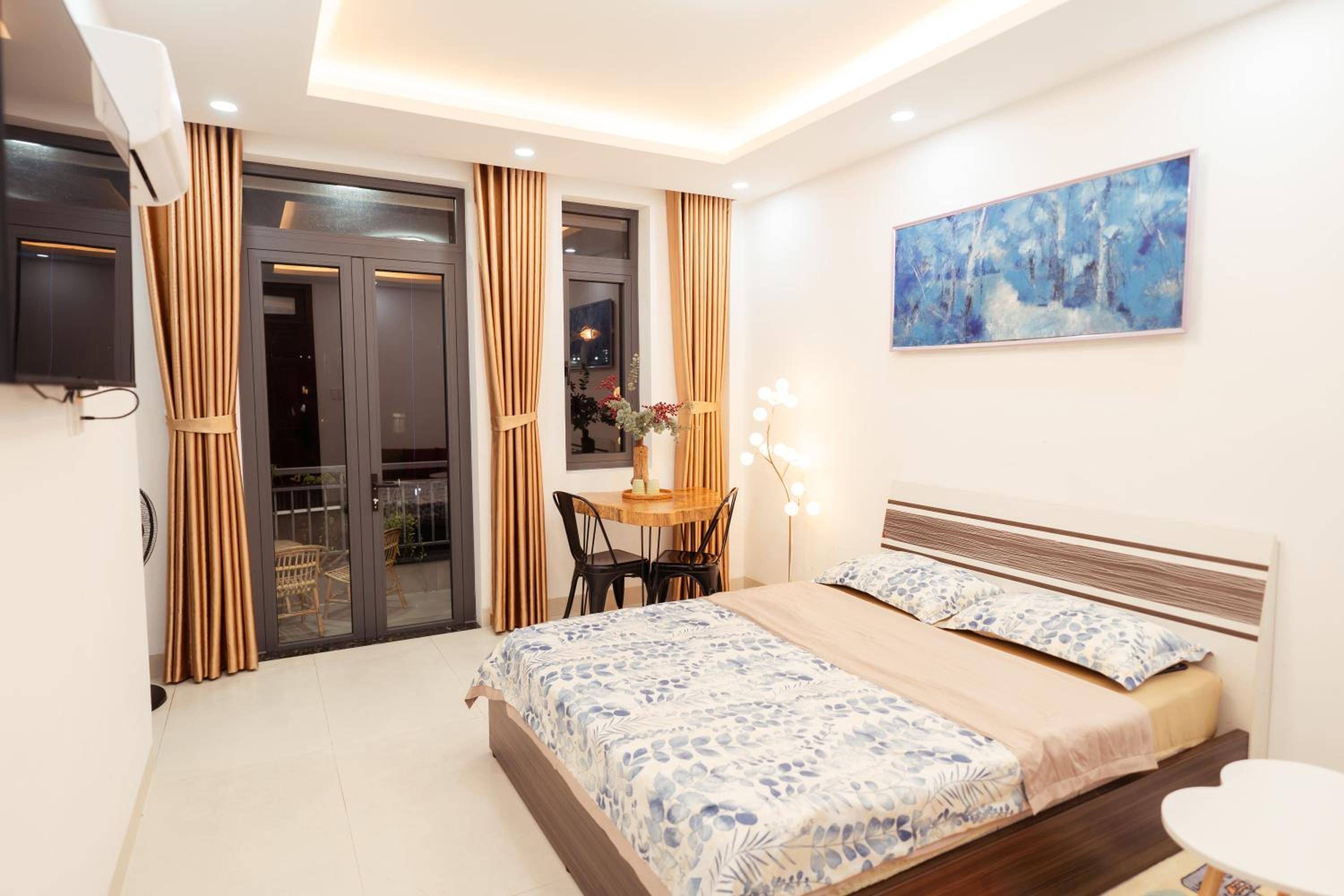 King Room with Balcony - Photo 23