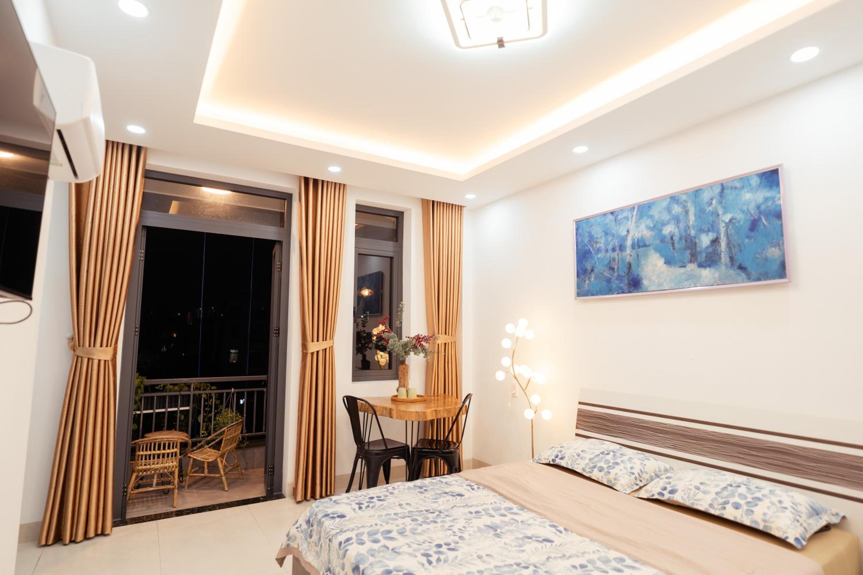 King Room with Balcony - Photo 1
