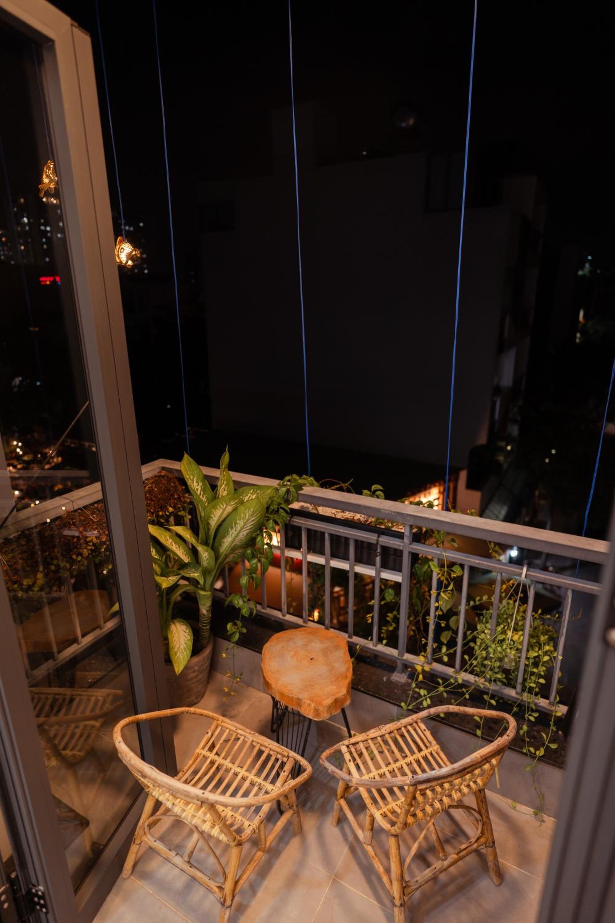 King Room with Balcony - Photo 5