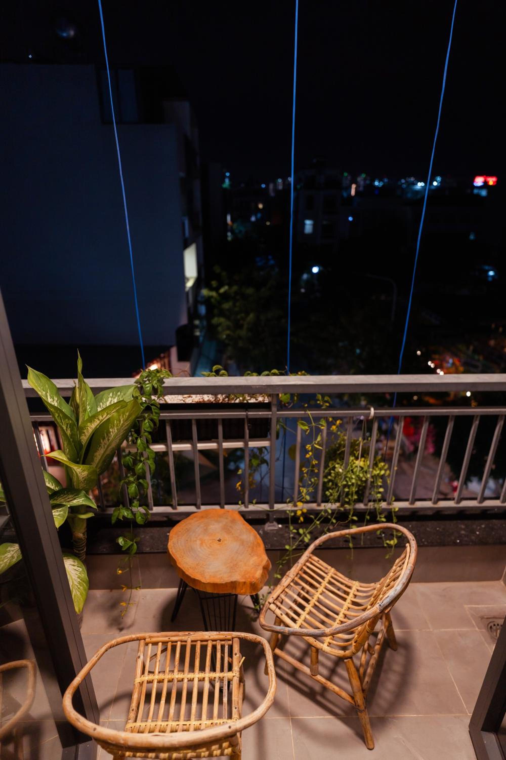 King Room with Balcony - Photo 4