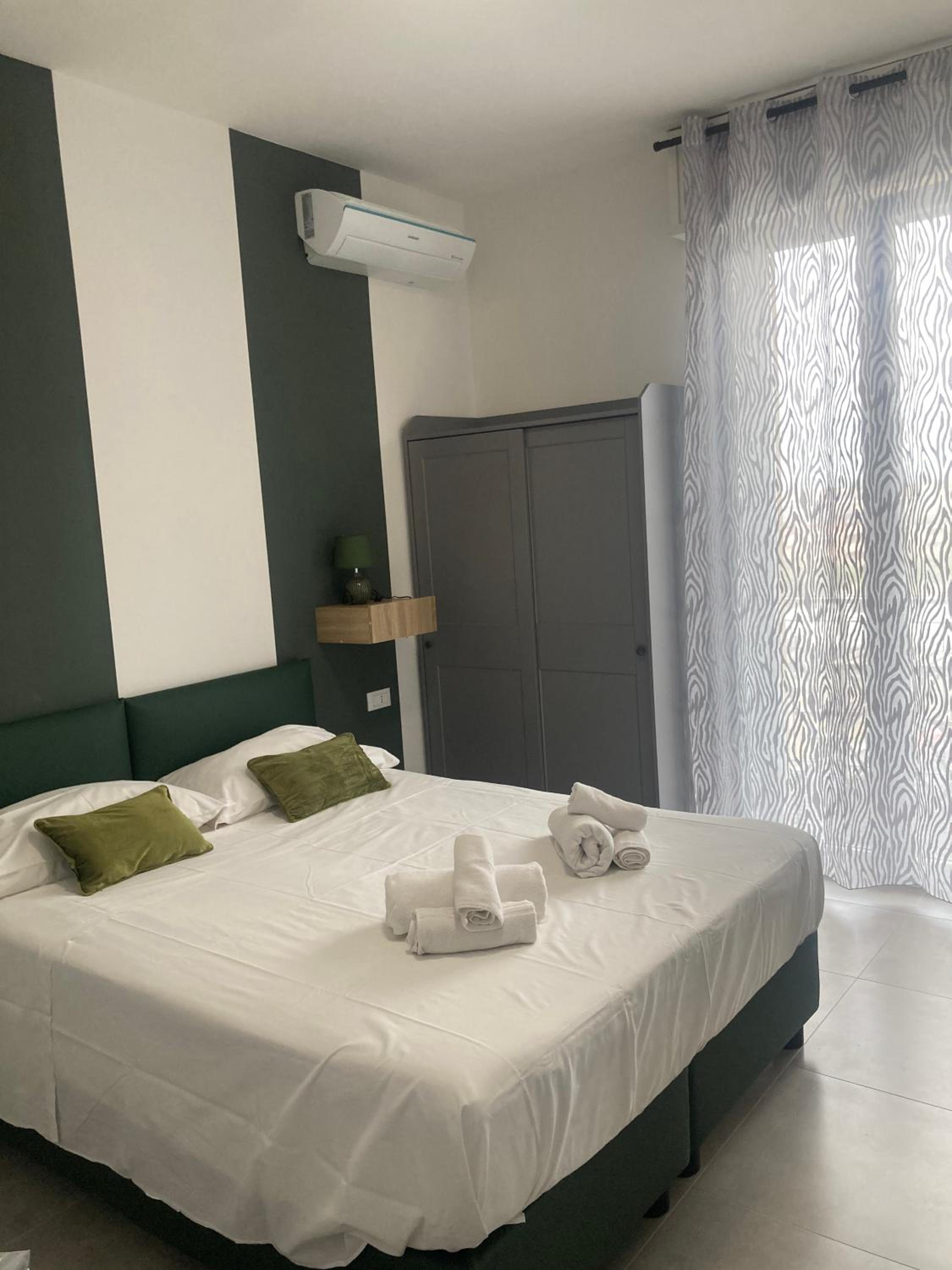 Double or Twin Room with Balcony - Photo 3