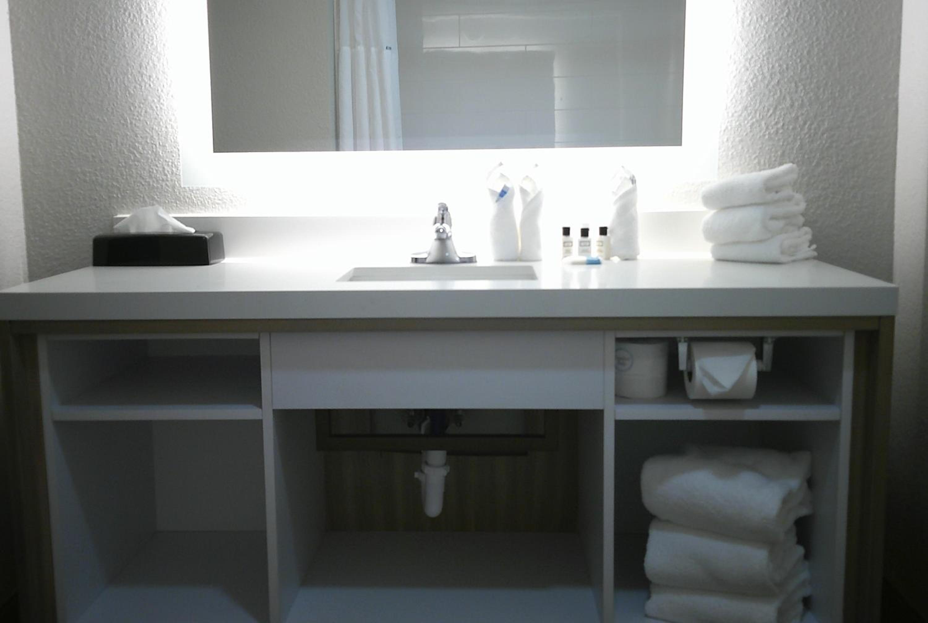 Business King Room with Balcony - Non-Smoking photo 2