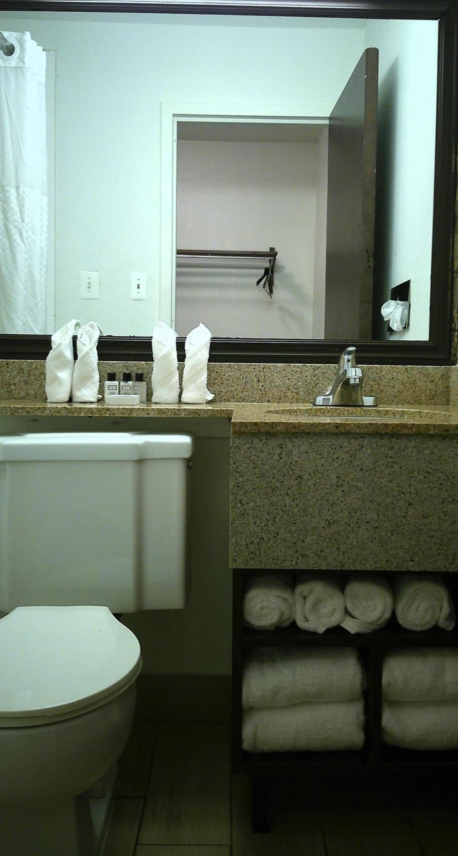 Queen Room with Two Queen Beds - Non-Smoking photo 3