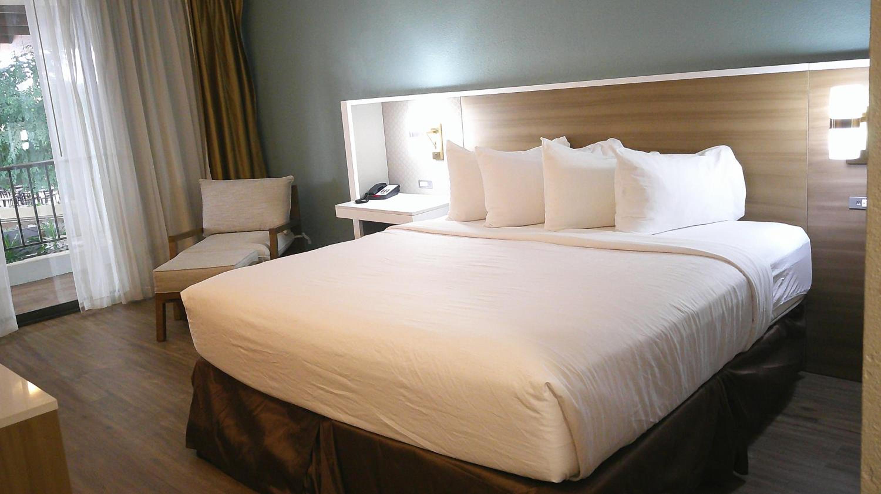 Business King Room with Balcony - Non-Smoking photo 3