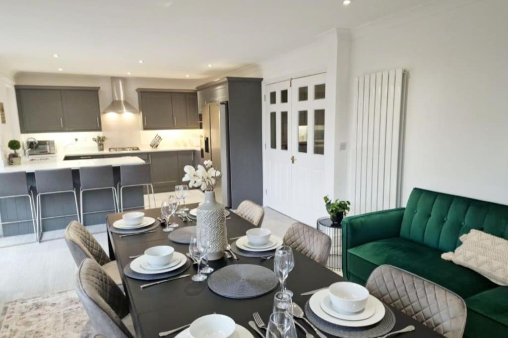 Five-Bedroom House photo 2