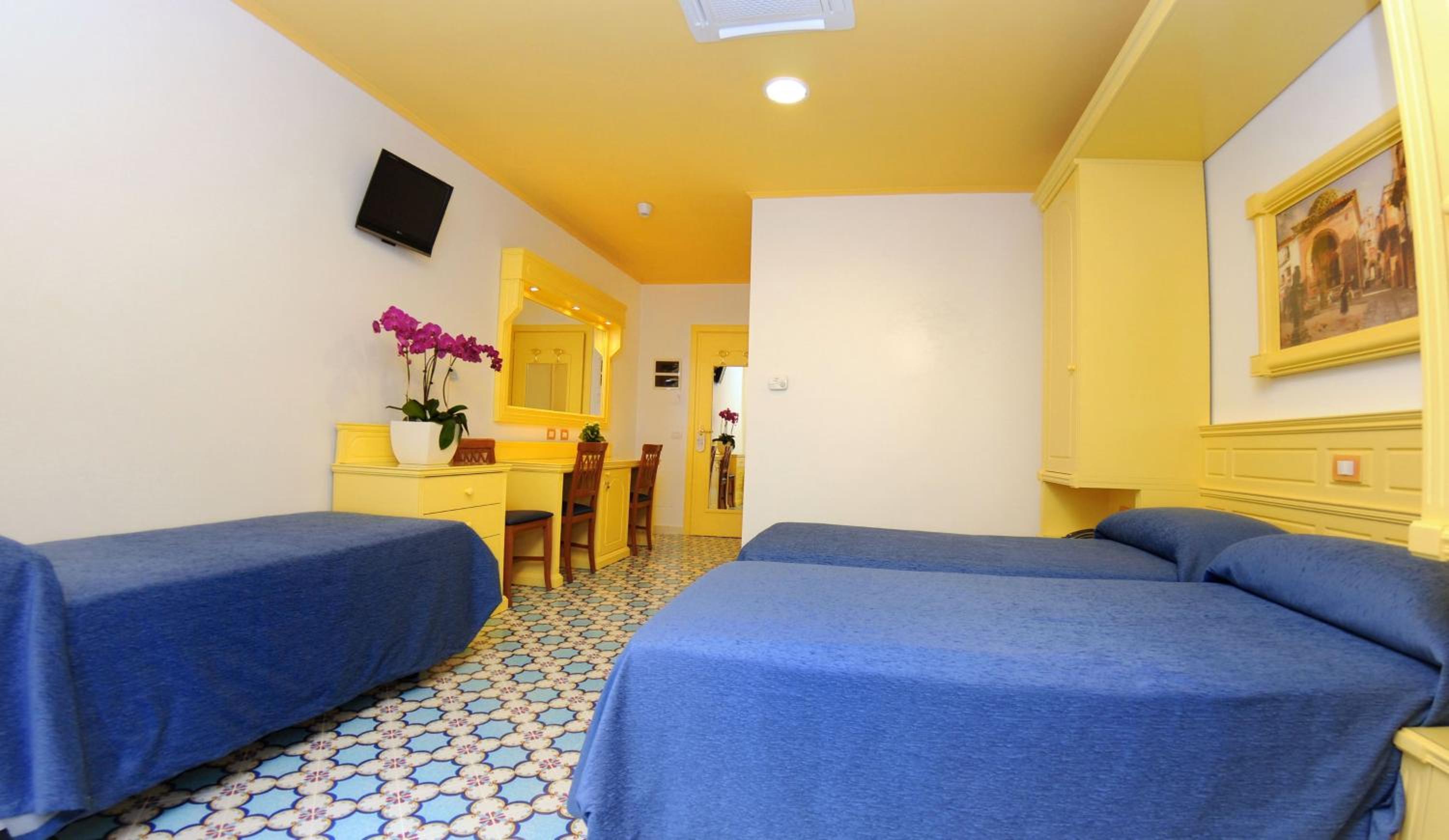 Double or Twin Room - Photo 5