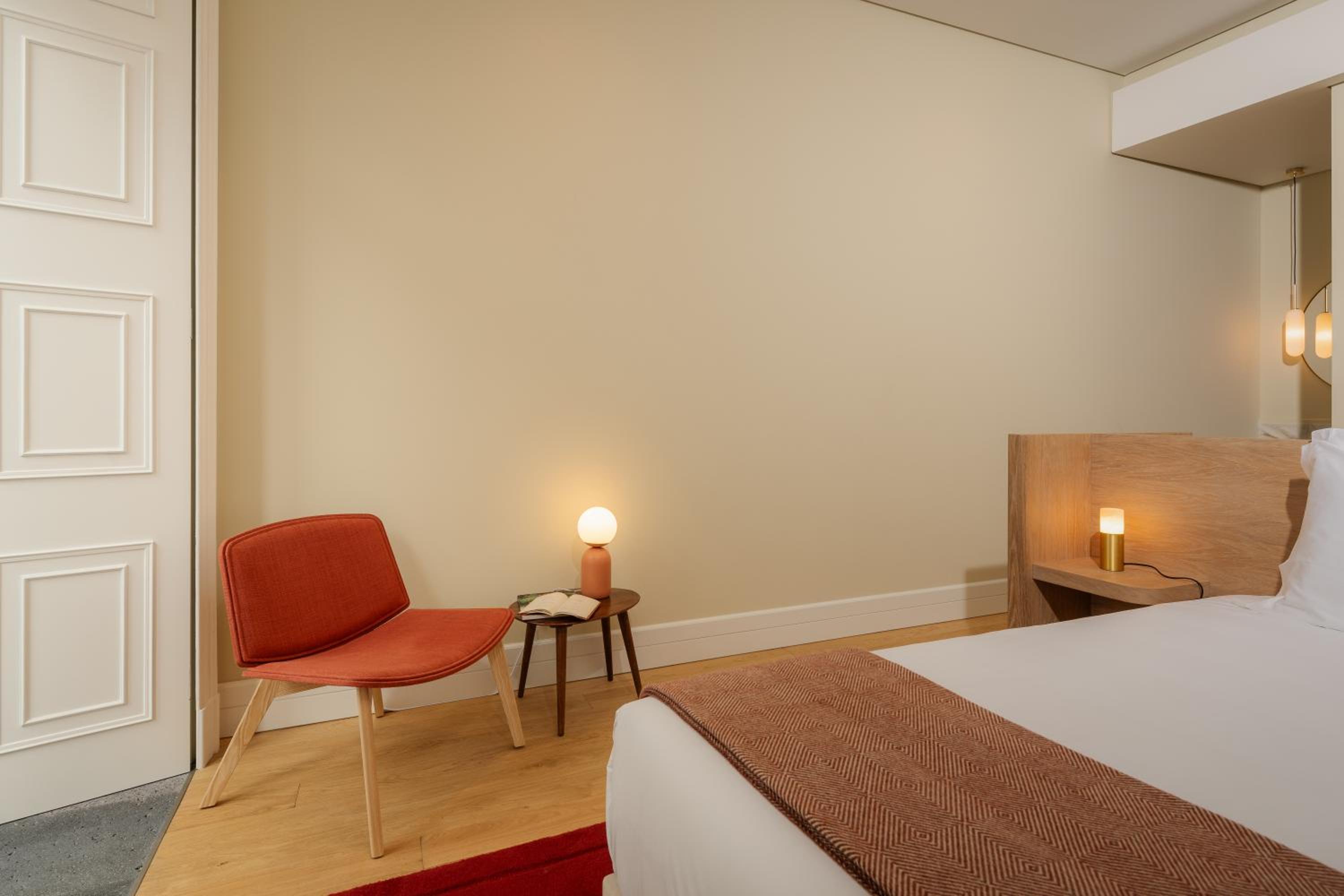 Premium Room with Balcony - Photo 5