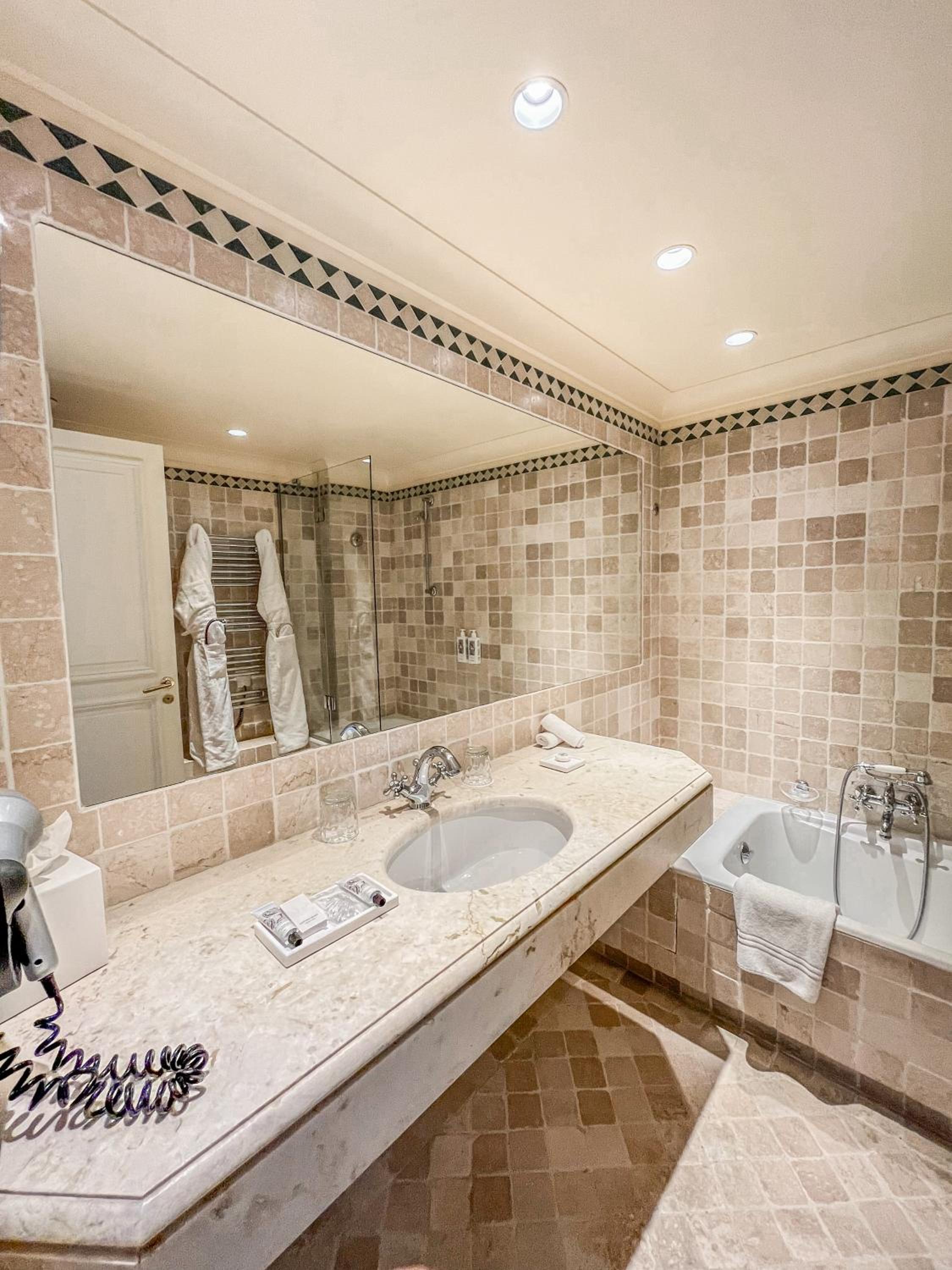 Deluxe Double Room with Full Sea View - Photo 8