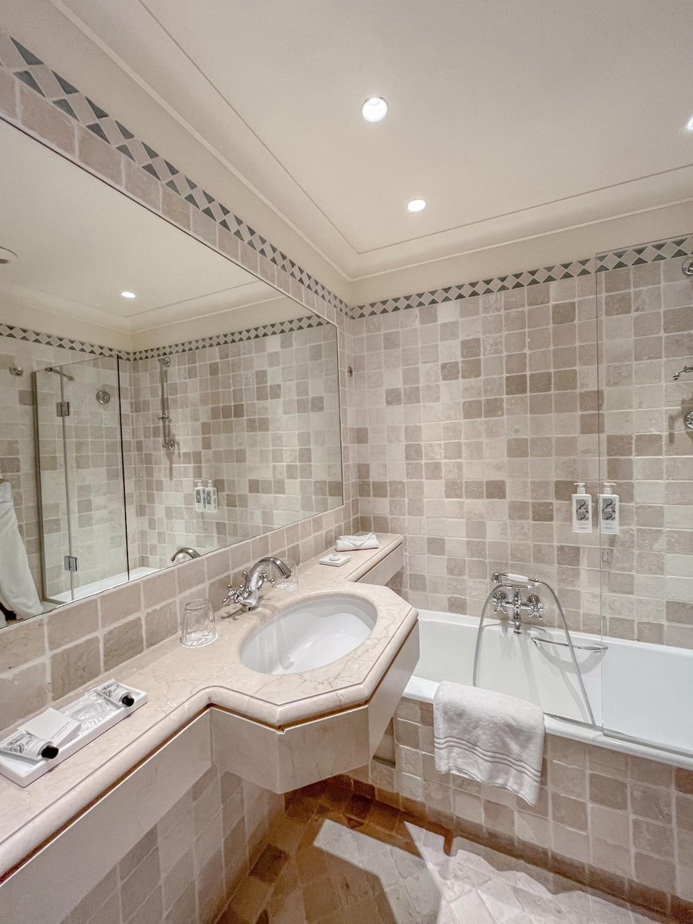 Junior Suite with Balcony and Full Sea View - Photo 4