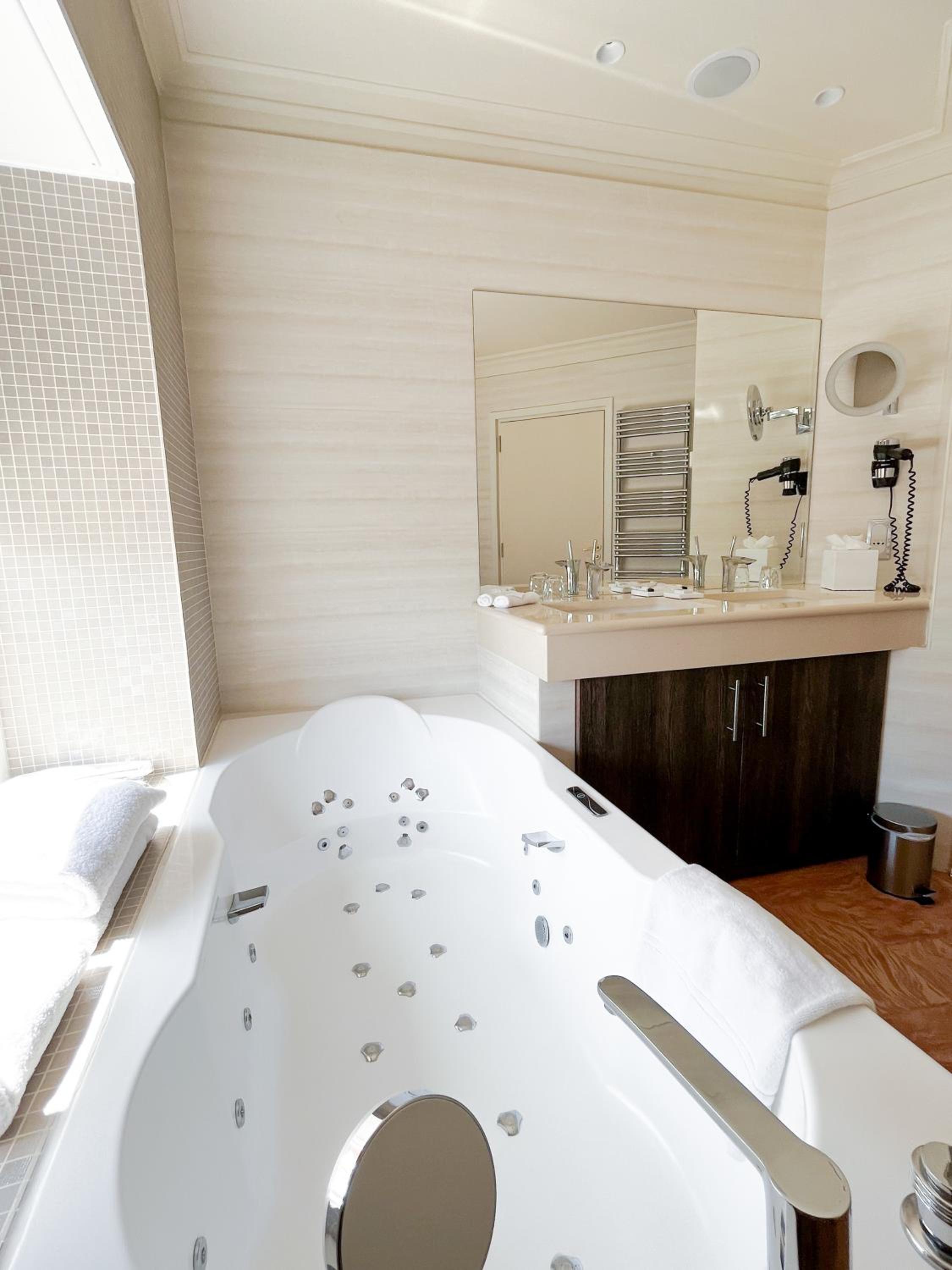 Suite Mediterranée with Sea View - Photo 9
