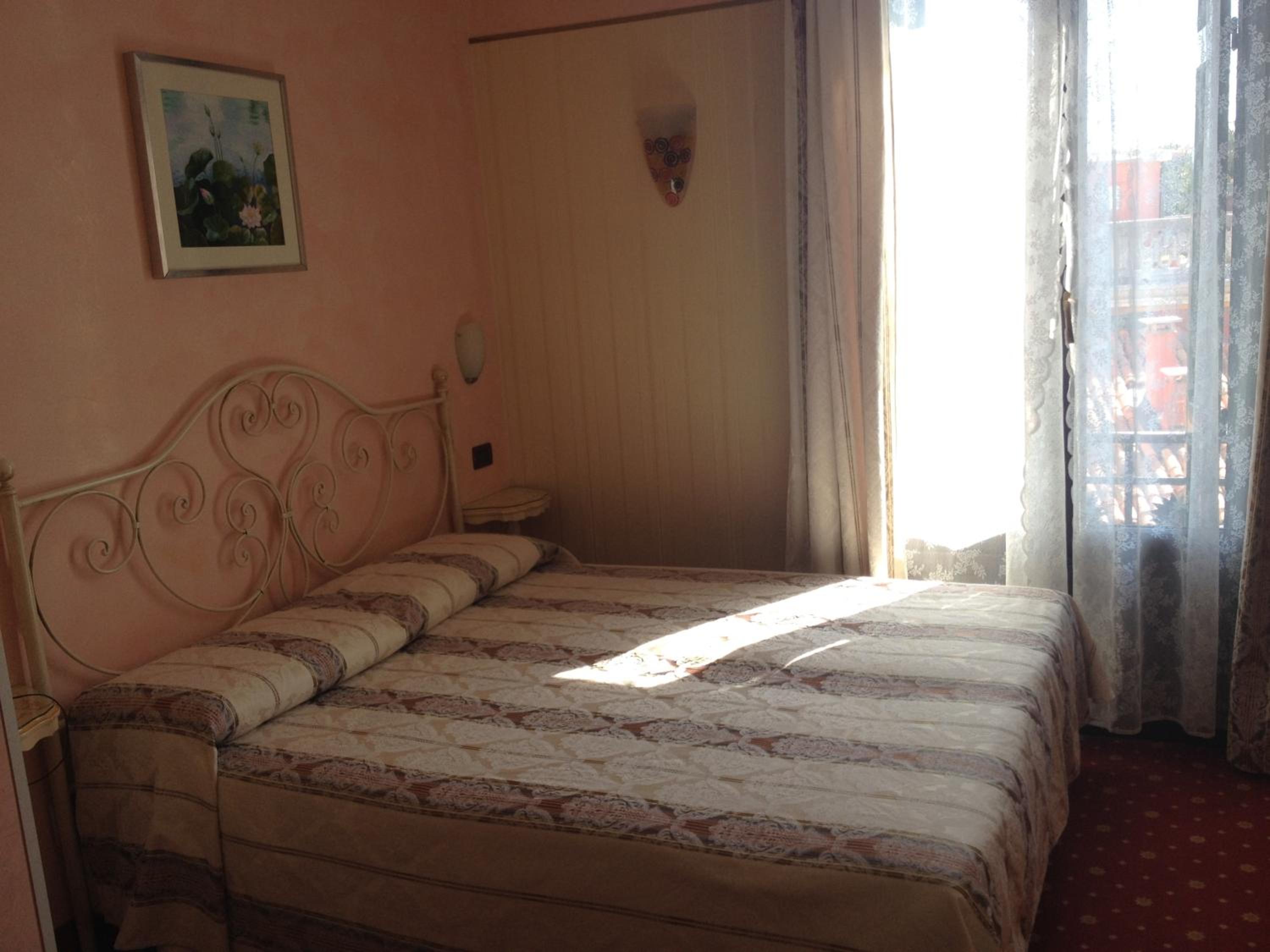 Standard Double Room - Photo 11
