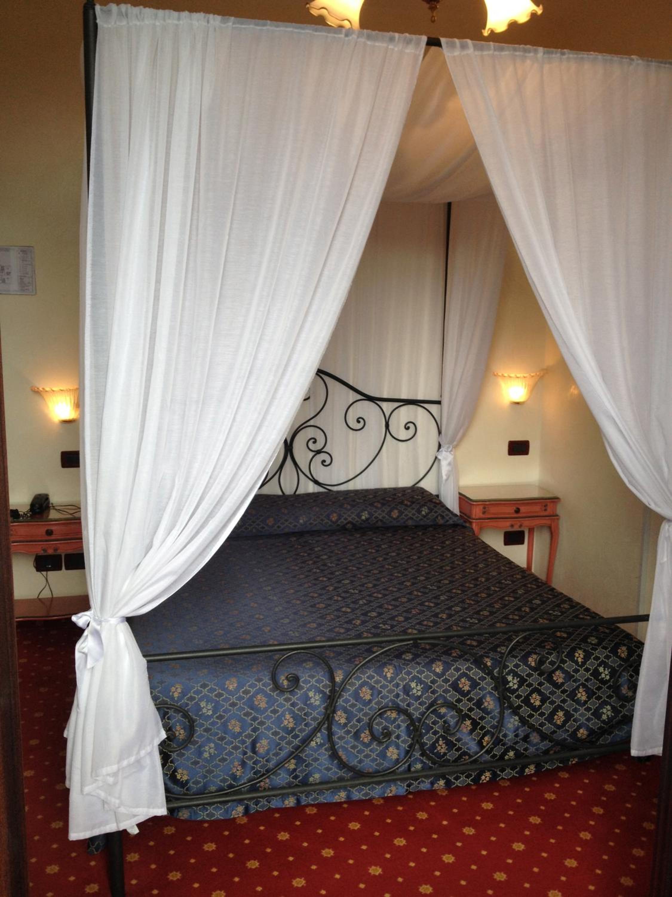 Standard Double Room - Photo 8