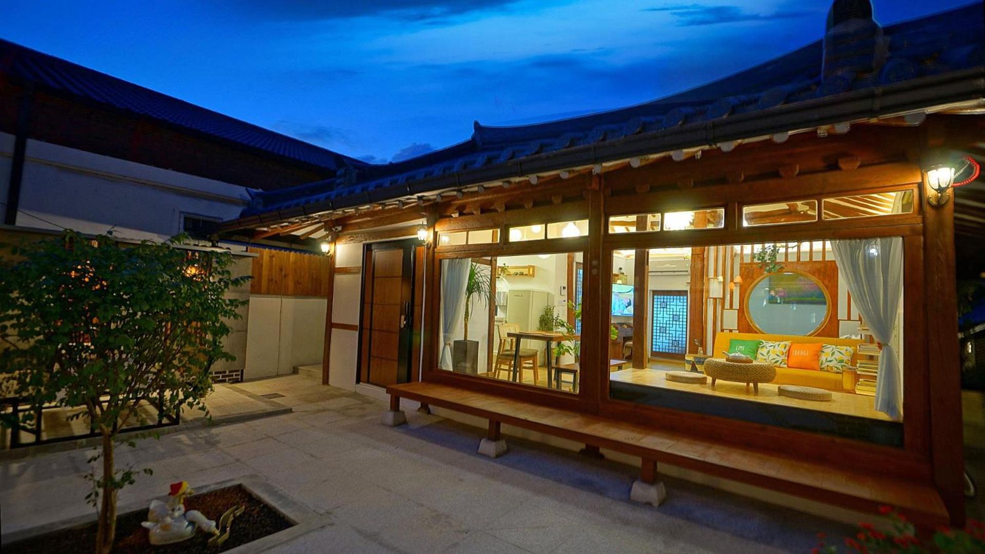 Family Room with Mountain View photo 3