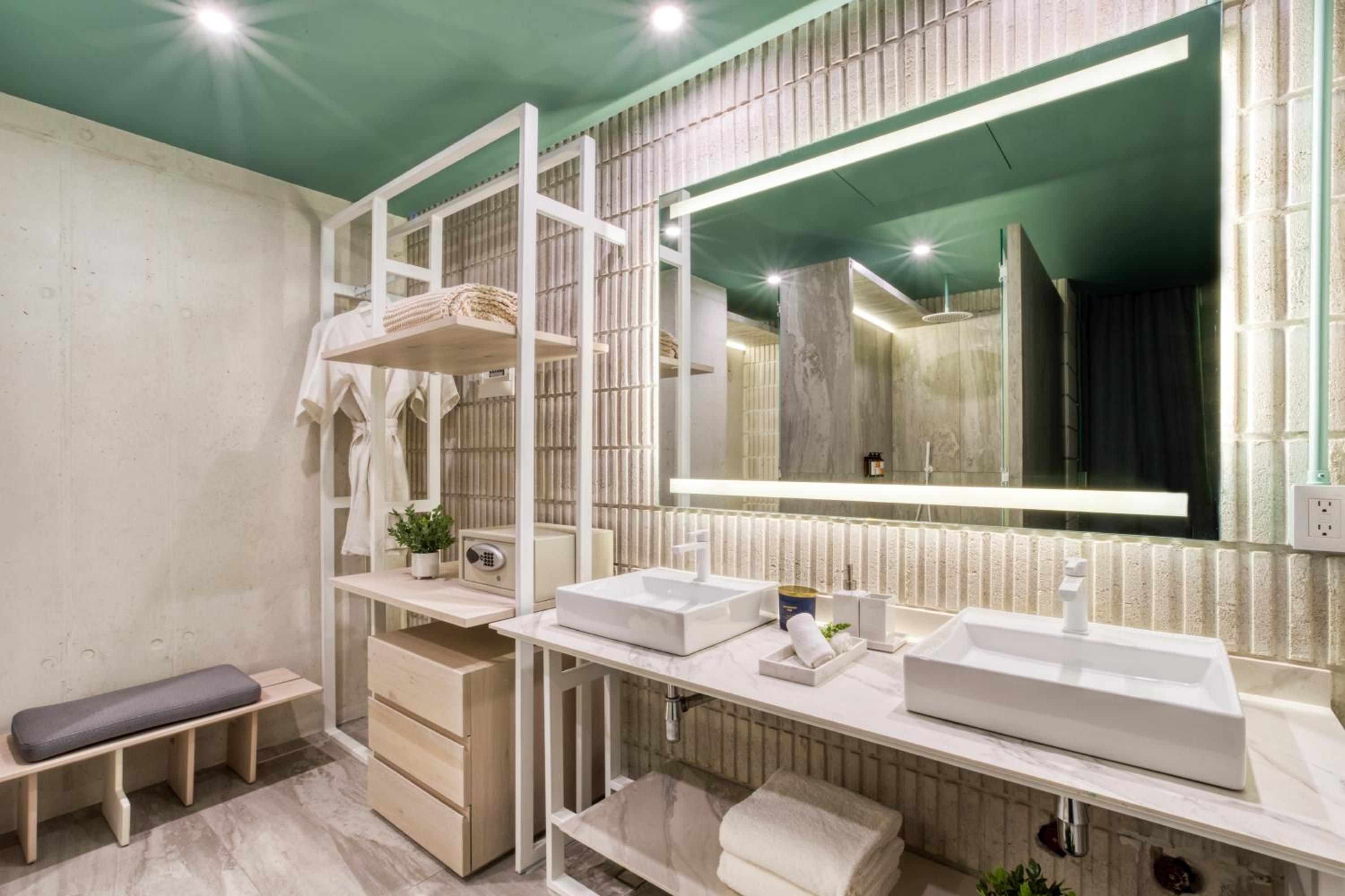 Standard Suite with Balcony photo 3