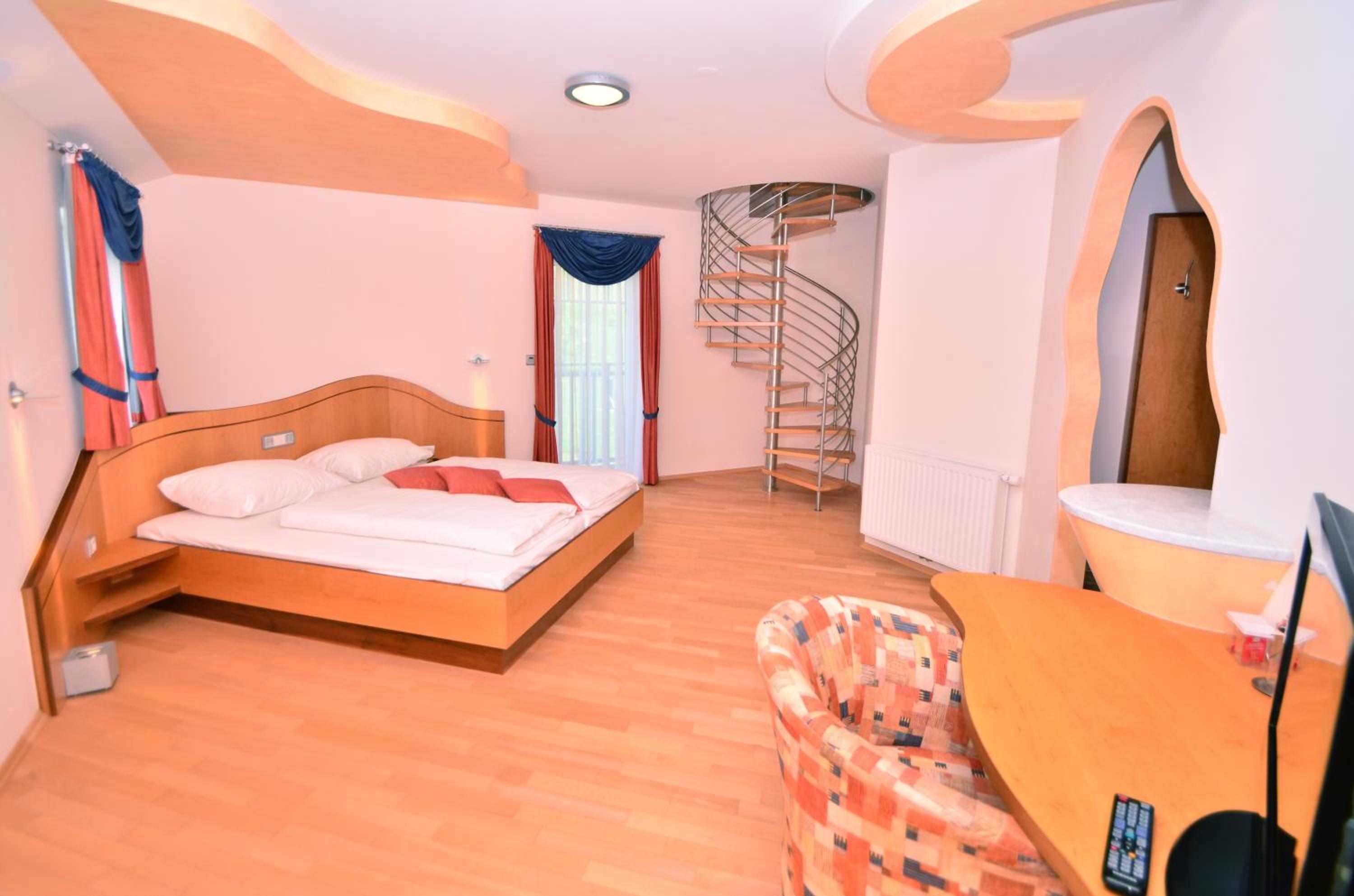 Suite with Hot Tub - Photo 1