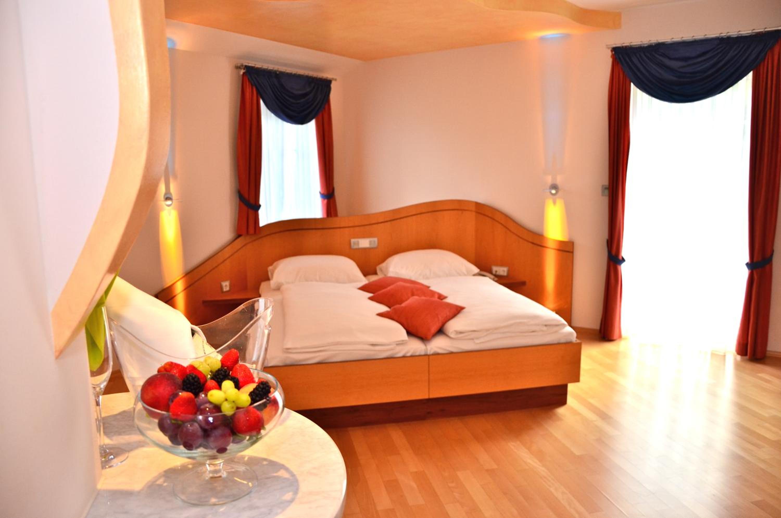 Suite with Hot Tub - Photo 3
