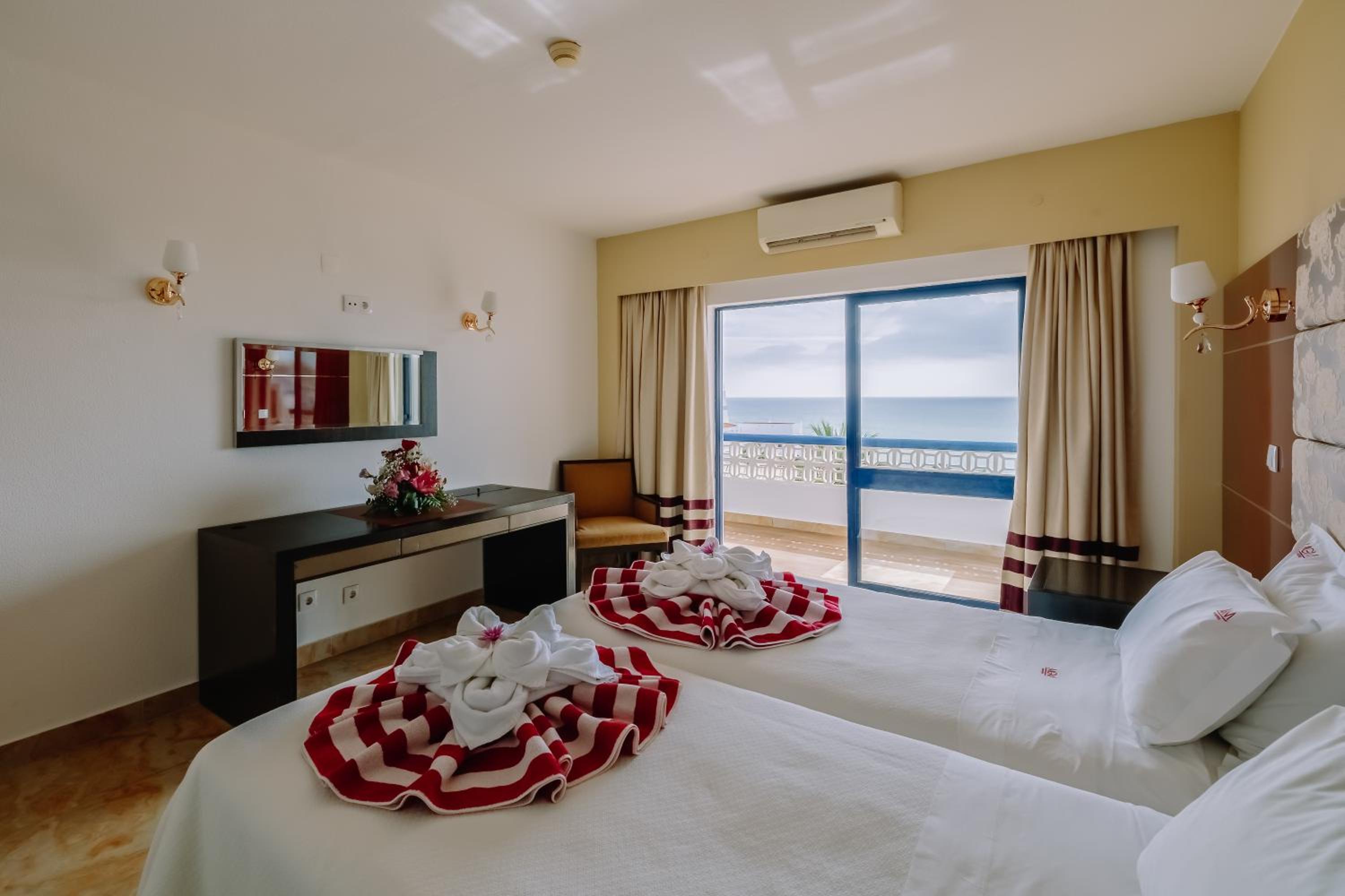 Deluxe One-Bedroom Apartment (2 adults + 2 children) - All Inclusive Signature 24h
