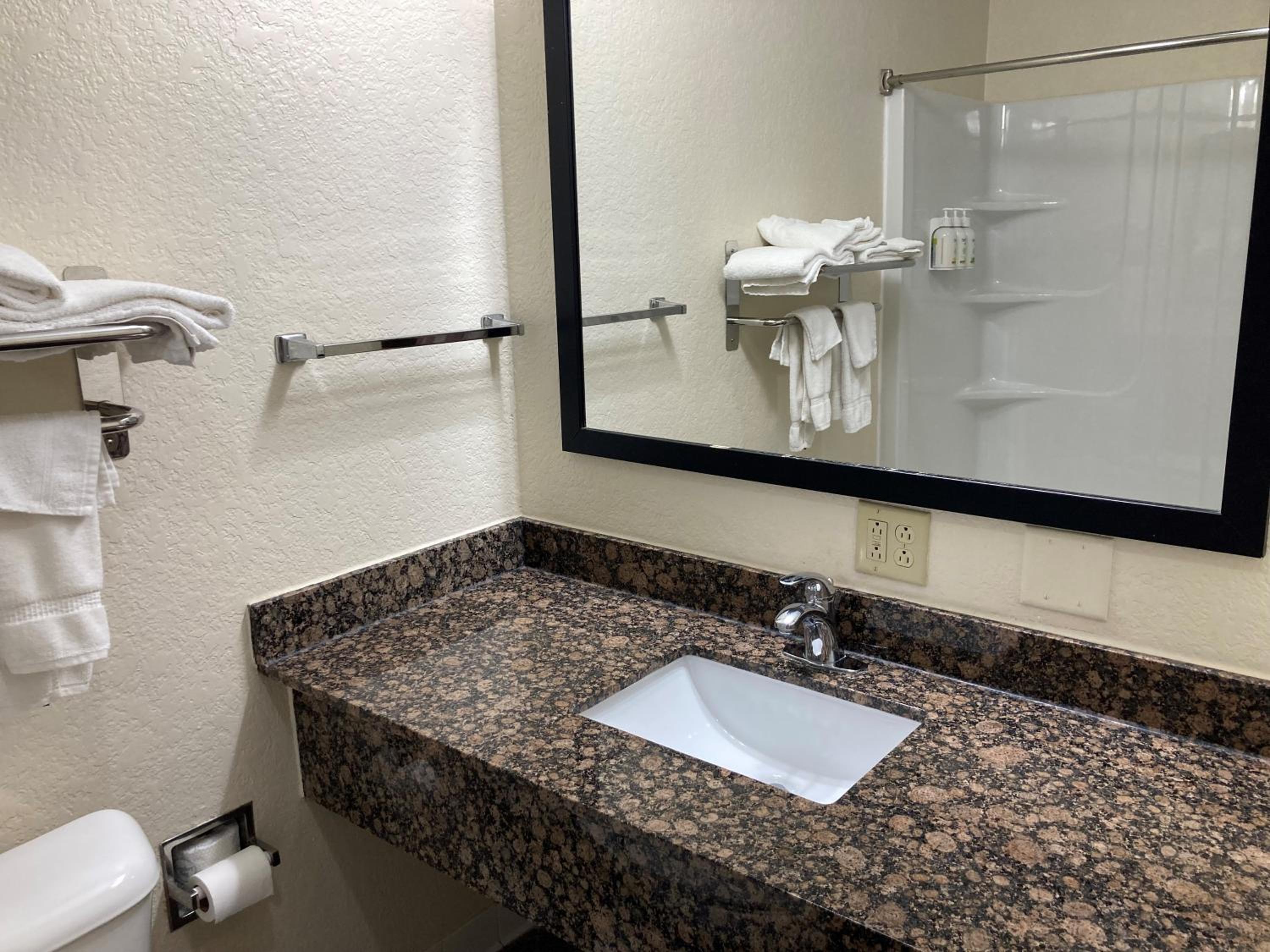 King Room with Bathtub - Mobility Accessible/Non-Smoking photo 2