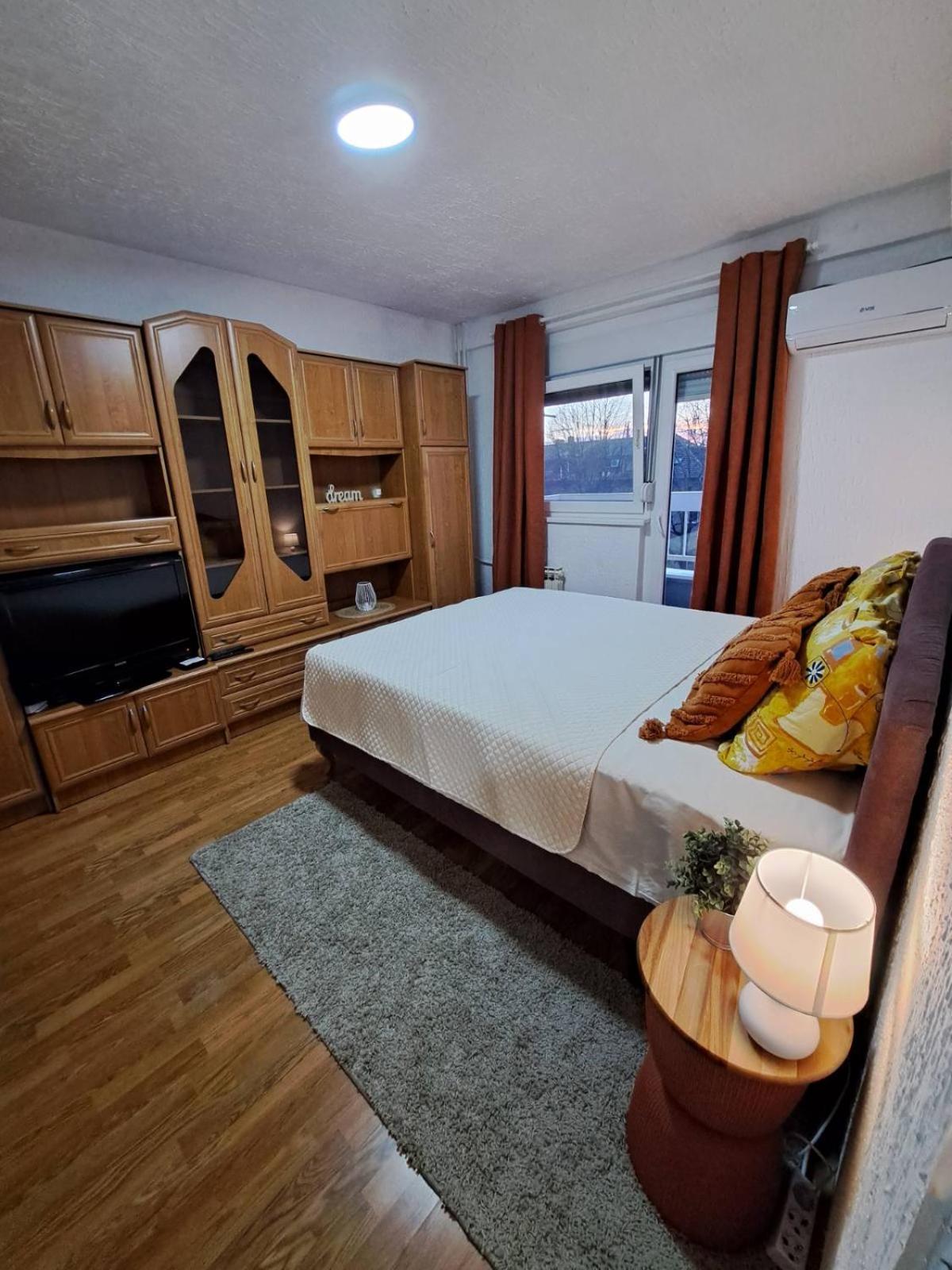 One-Bedroom Apartment photo 1