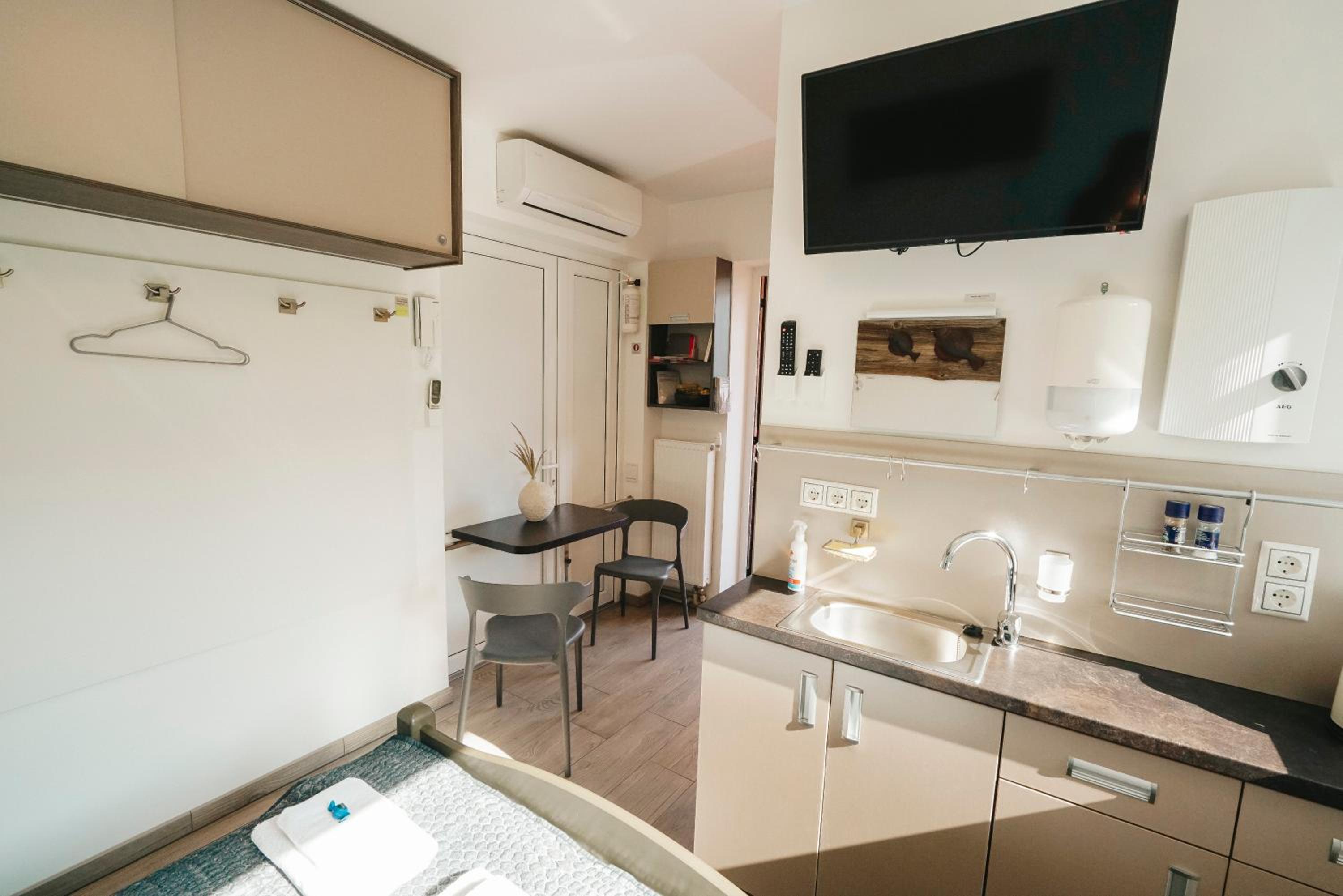 Studio Apartment - Photo 3