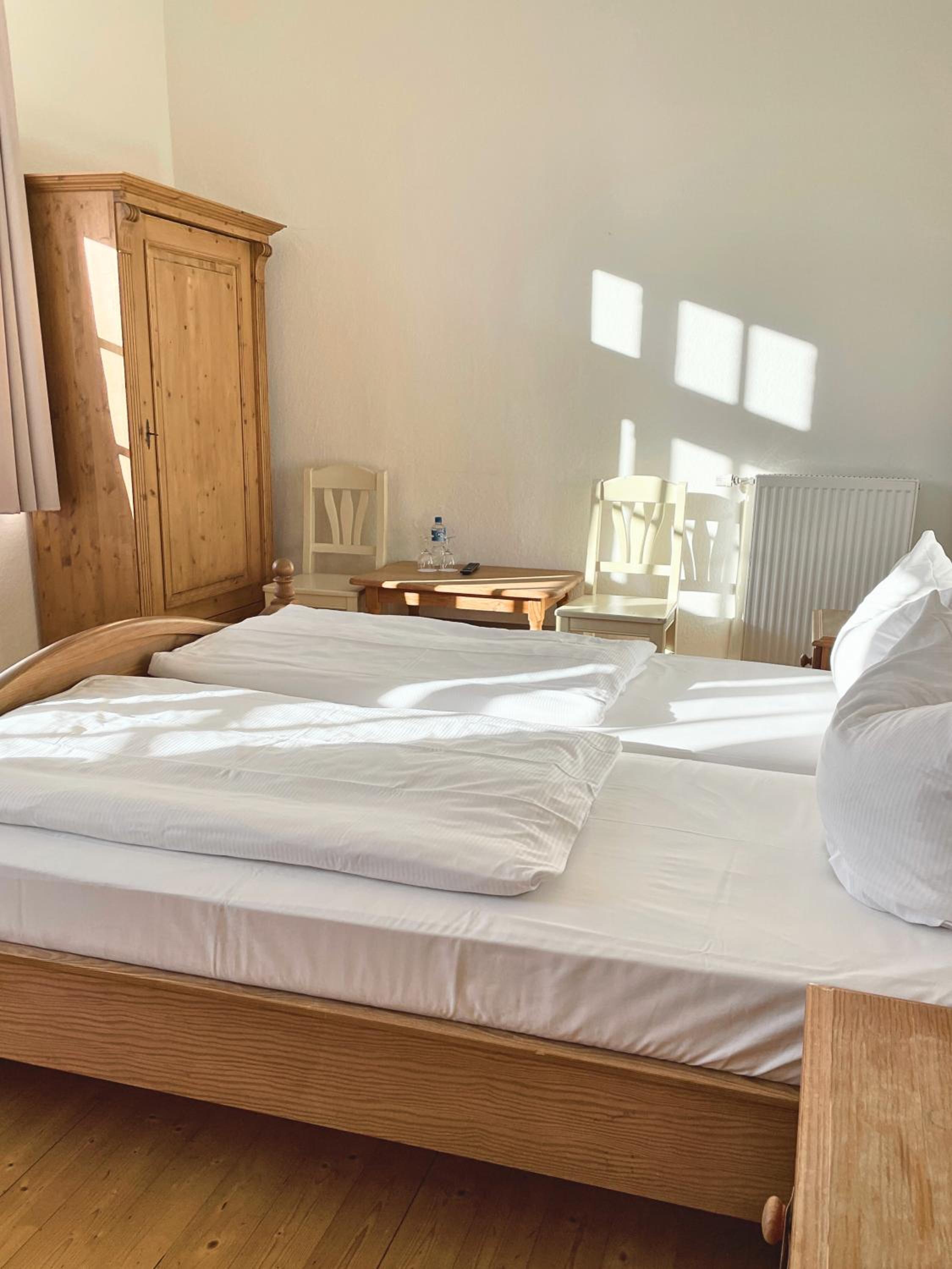 Double Room with Private Bathroom - Photo 2