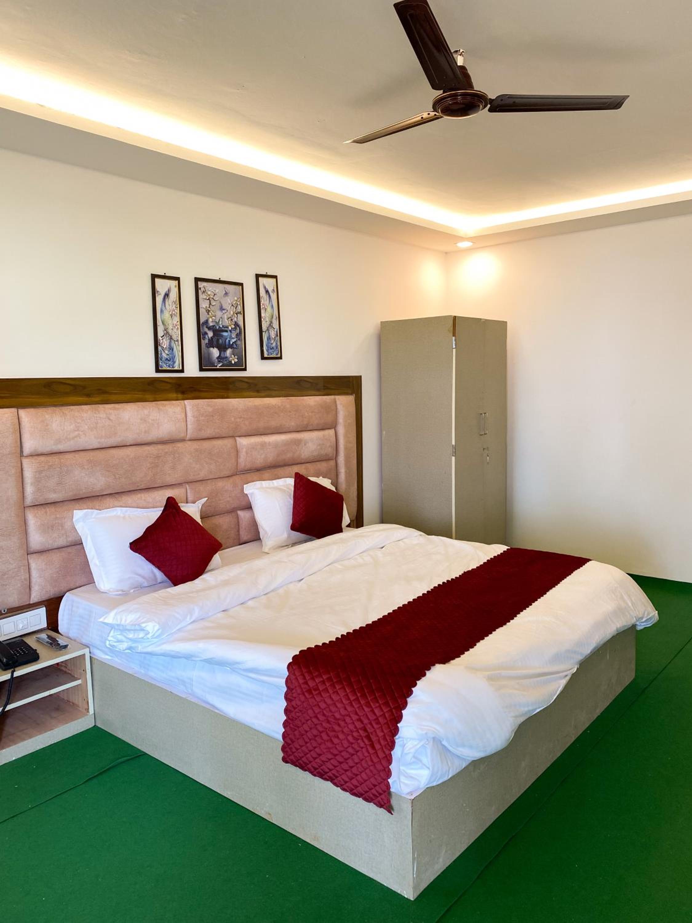 Deluxe Double Room With Side Sea View photo 2