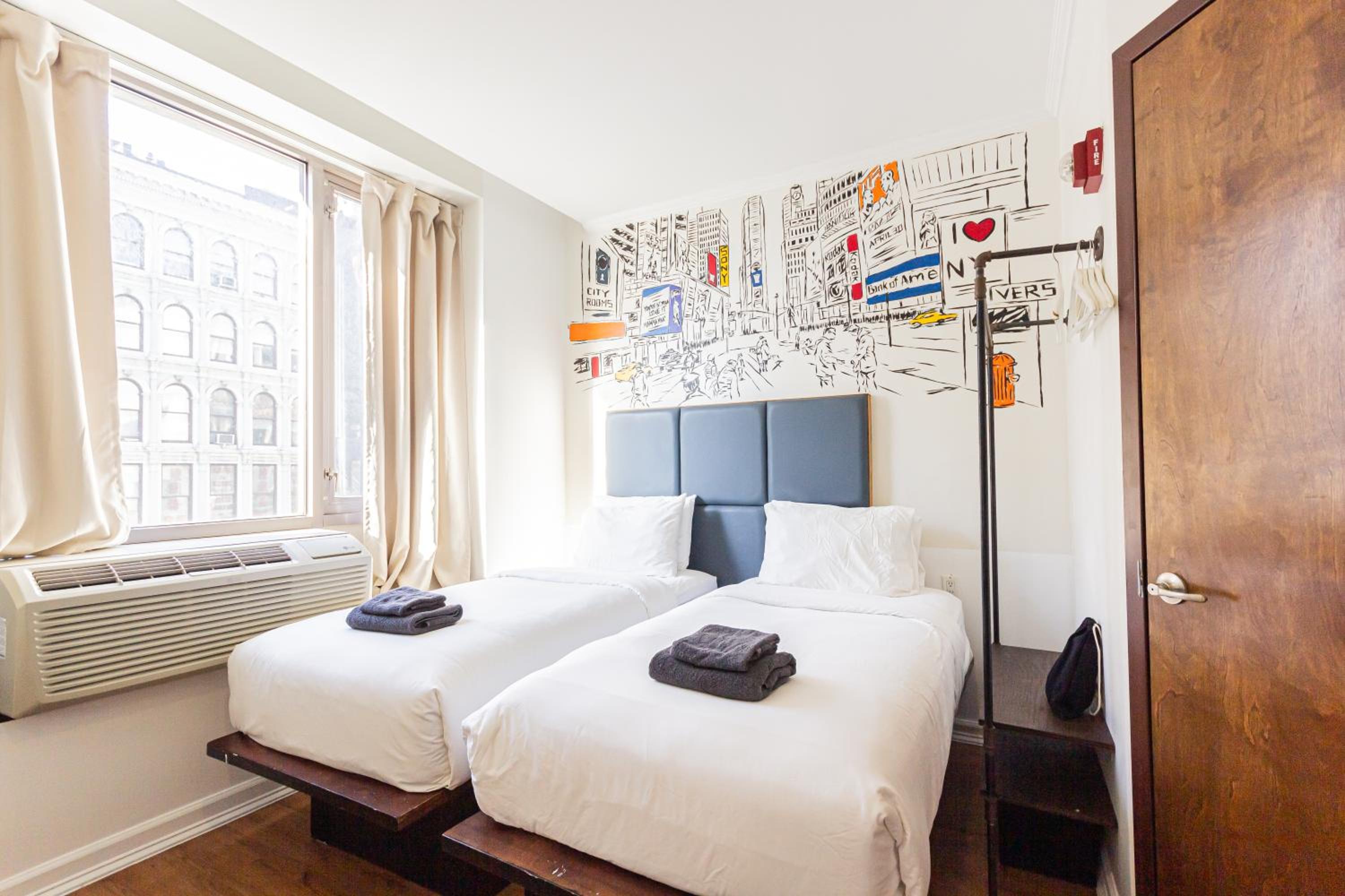 Standard Twin Room thumbnail 5