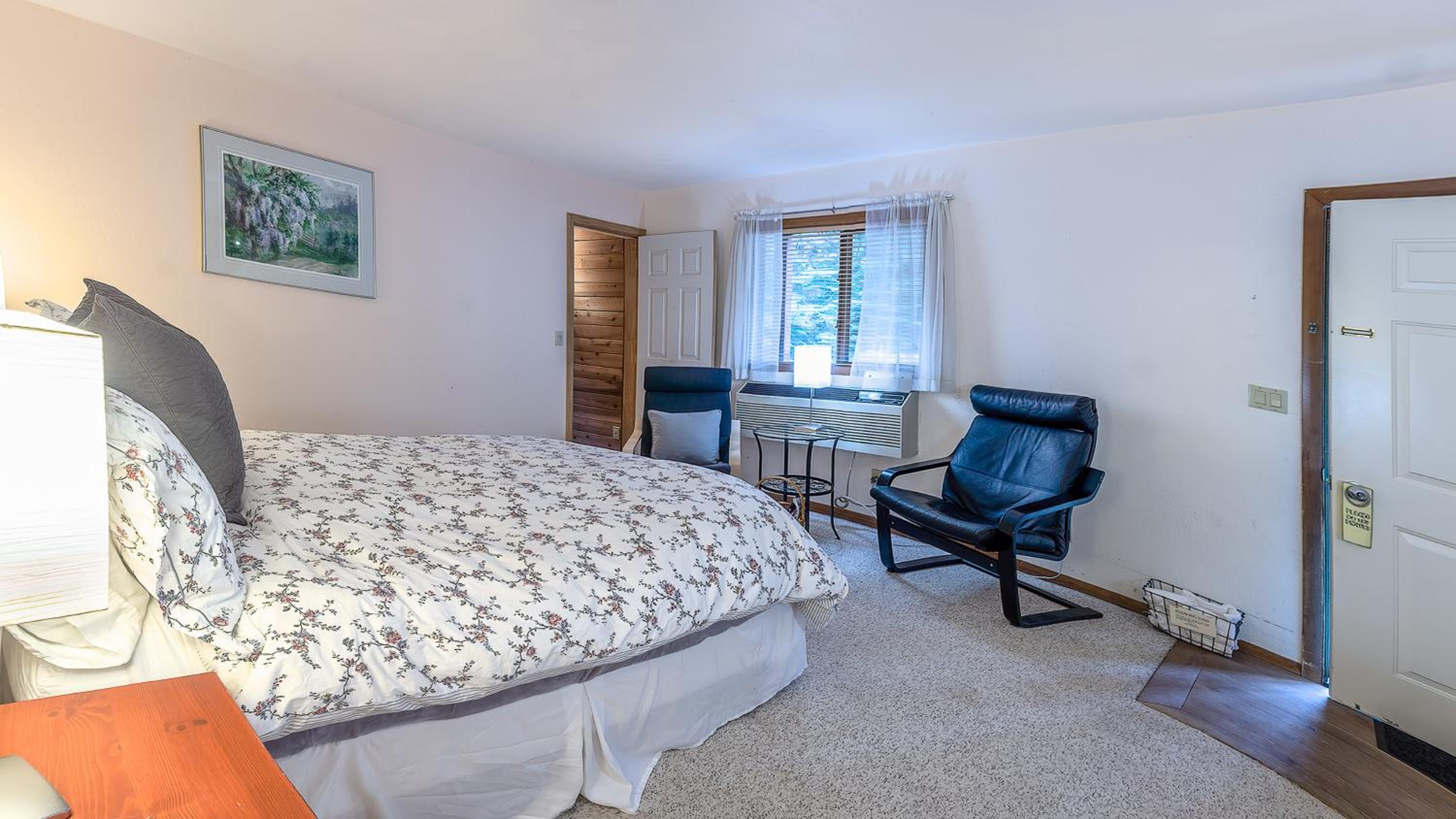 Queen Room photo 1
