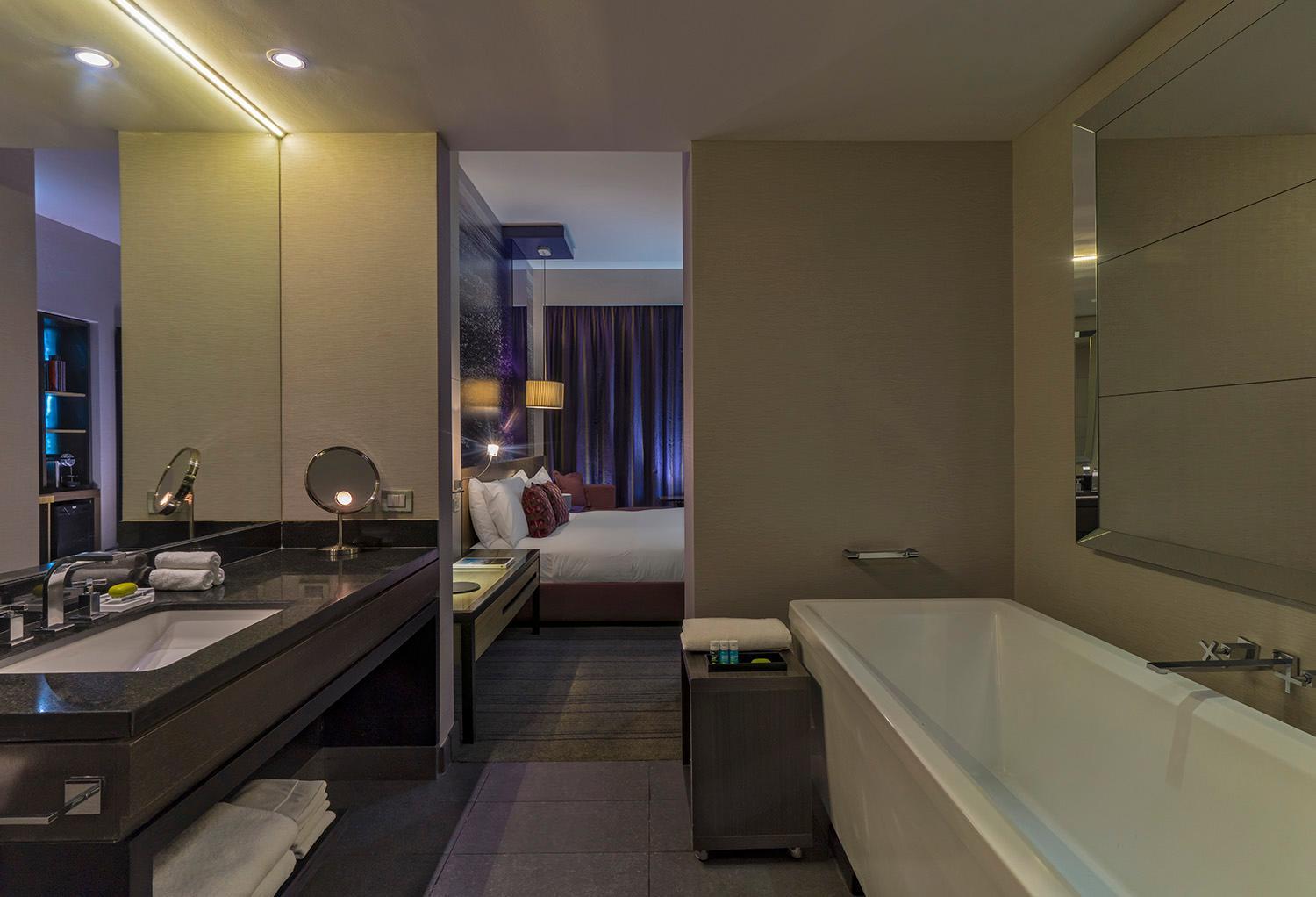 Spectacular King, Guest room, 1 King, City view, Balcony - Photo 6